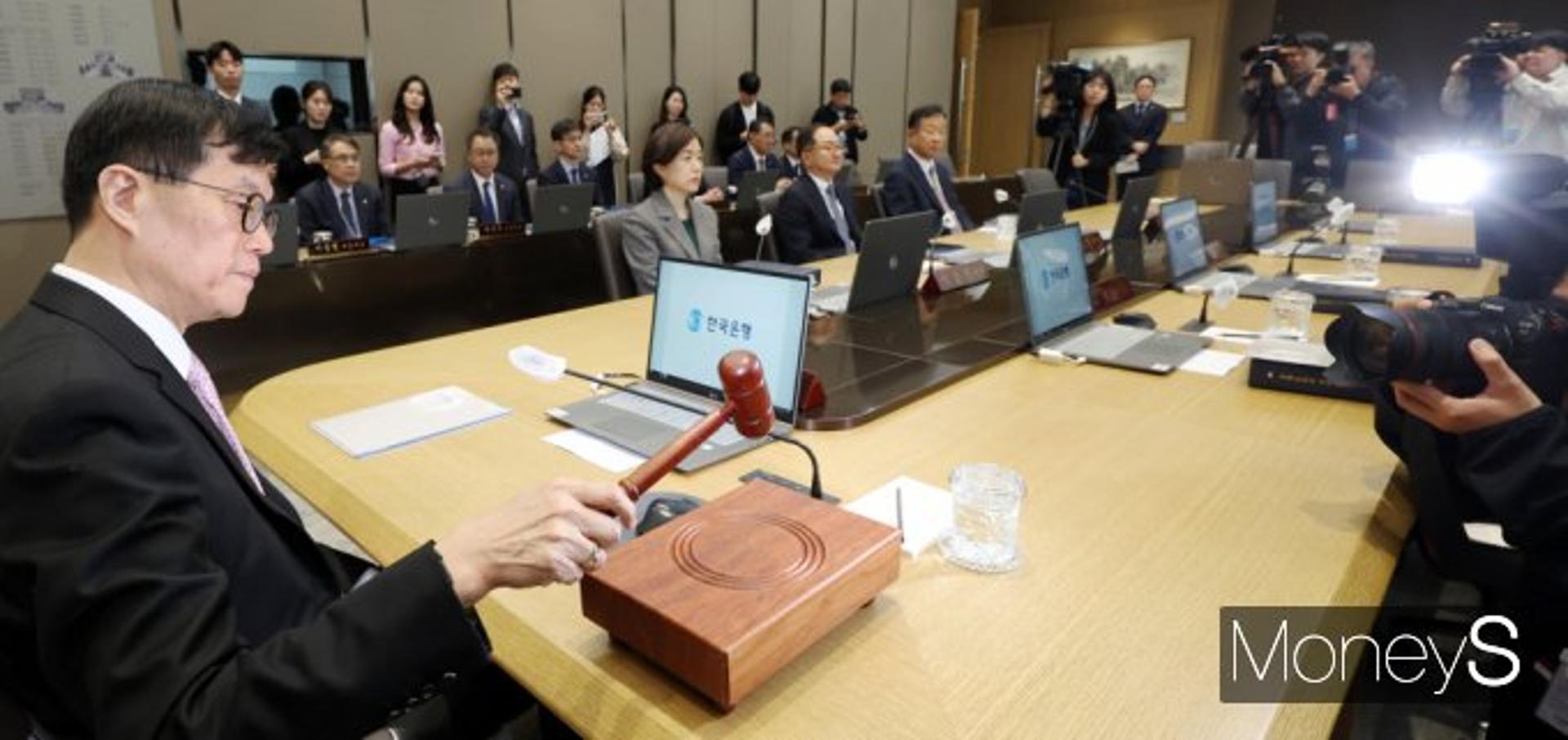 한은 금통위, 기준금리 11연속 동결 전망… "경제 성장률 상향 조정"