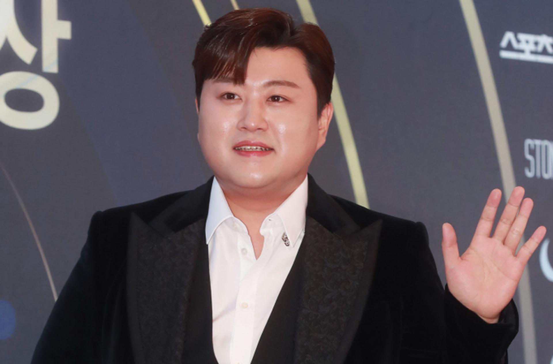 "포토라인 못 서 죄송"… 김호중 측, 조사 후 변호사 현장질의