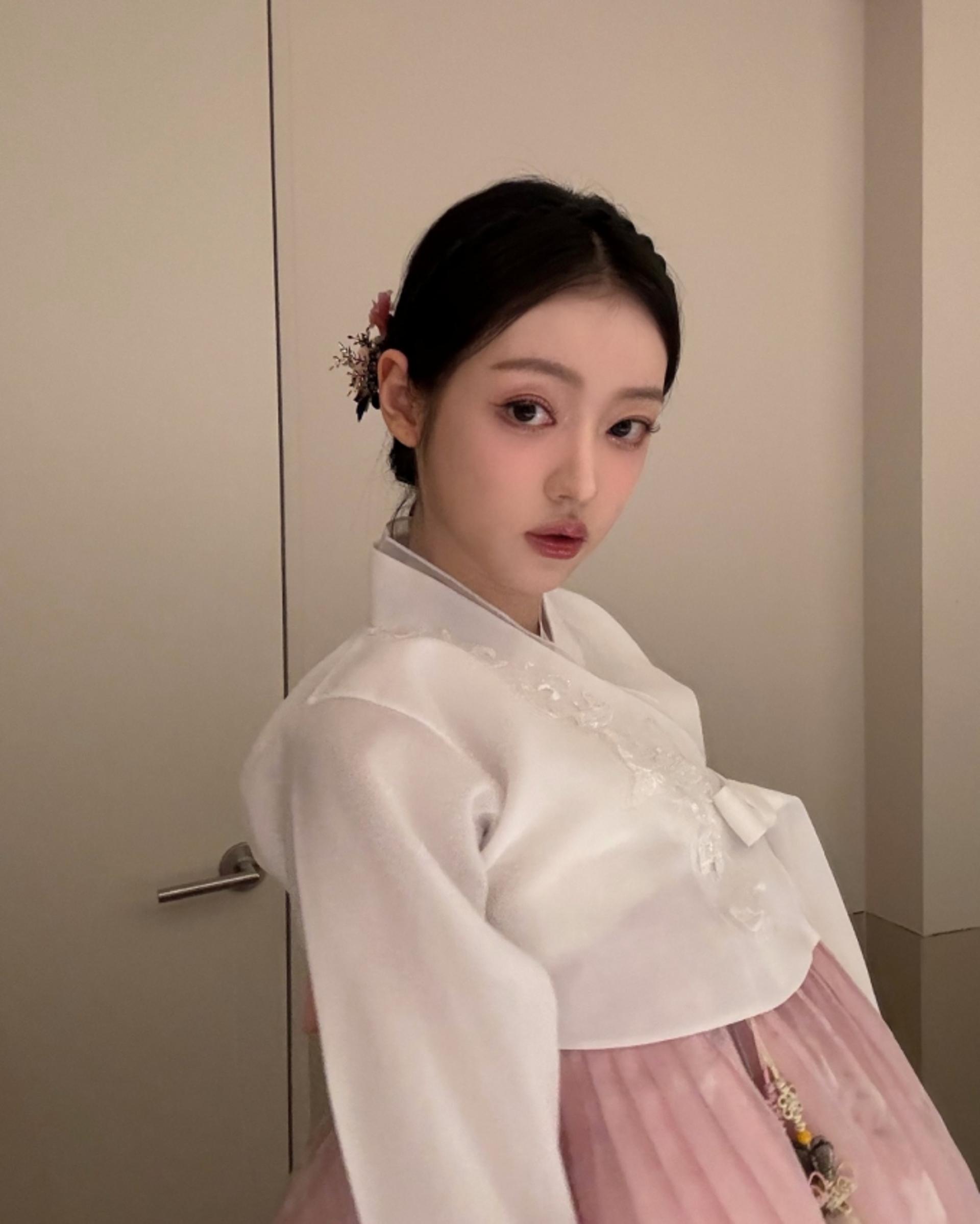 오마이걸 유아, 곱디고운 한복샤