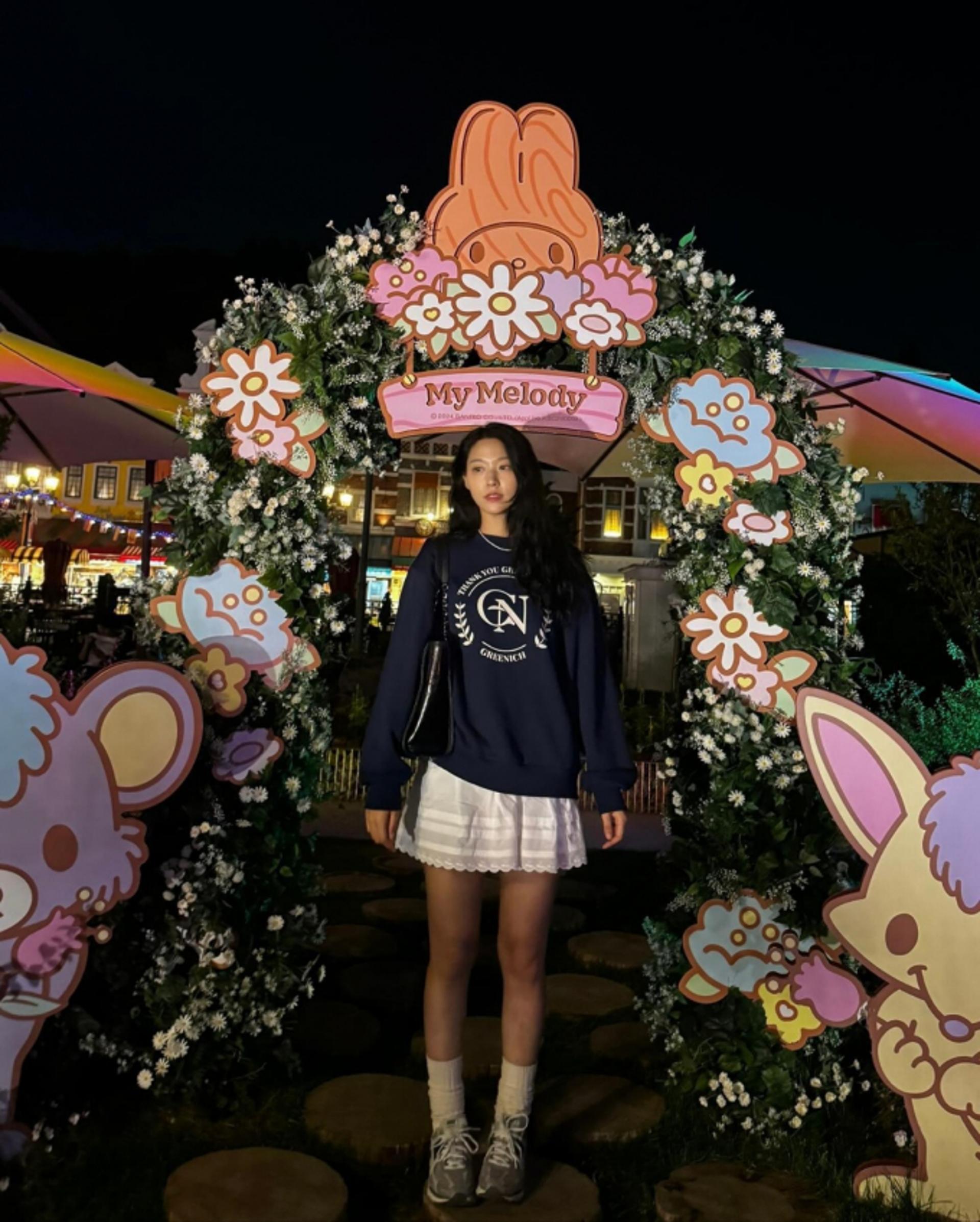 설현, 러블리 스포티룩…놀이공원 나들이에 딱!