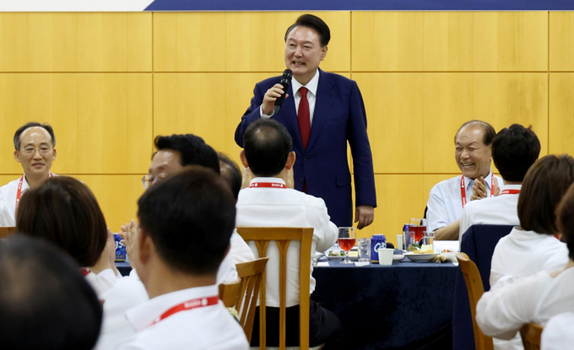 윤 대통령, 22대 국회의원 300명에 축하 난 선물