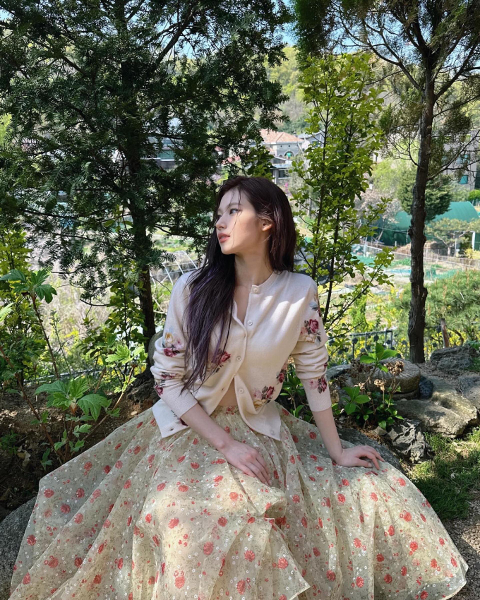 트와이스 사나, 꽃으로 도배해도 제일 돋보이는 건 꽃미모