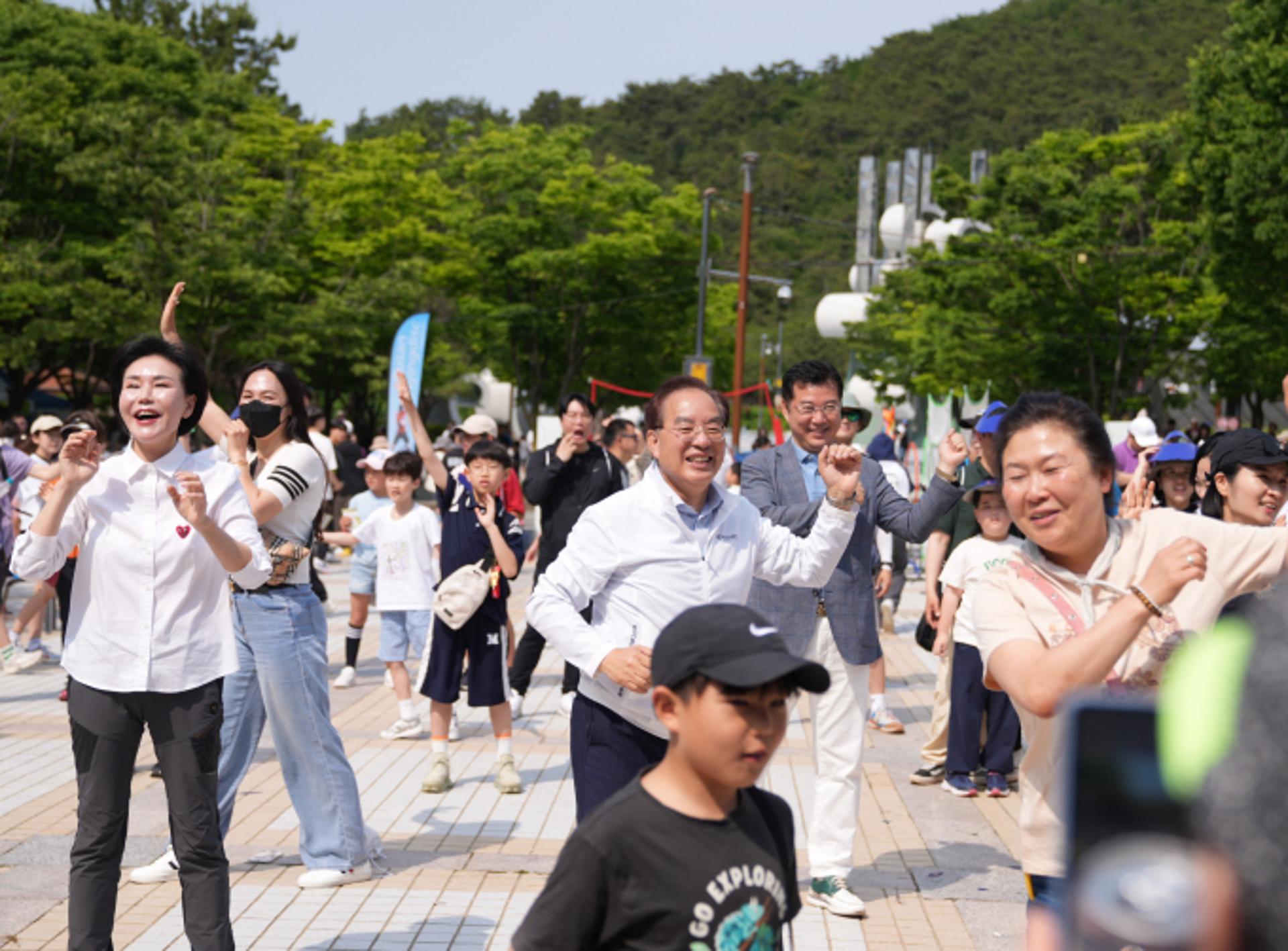 [머니S포토]하윤수 부산교육감 '아침체인지 어울림 한마당' 동행