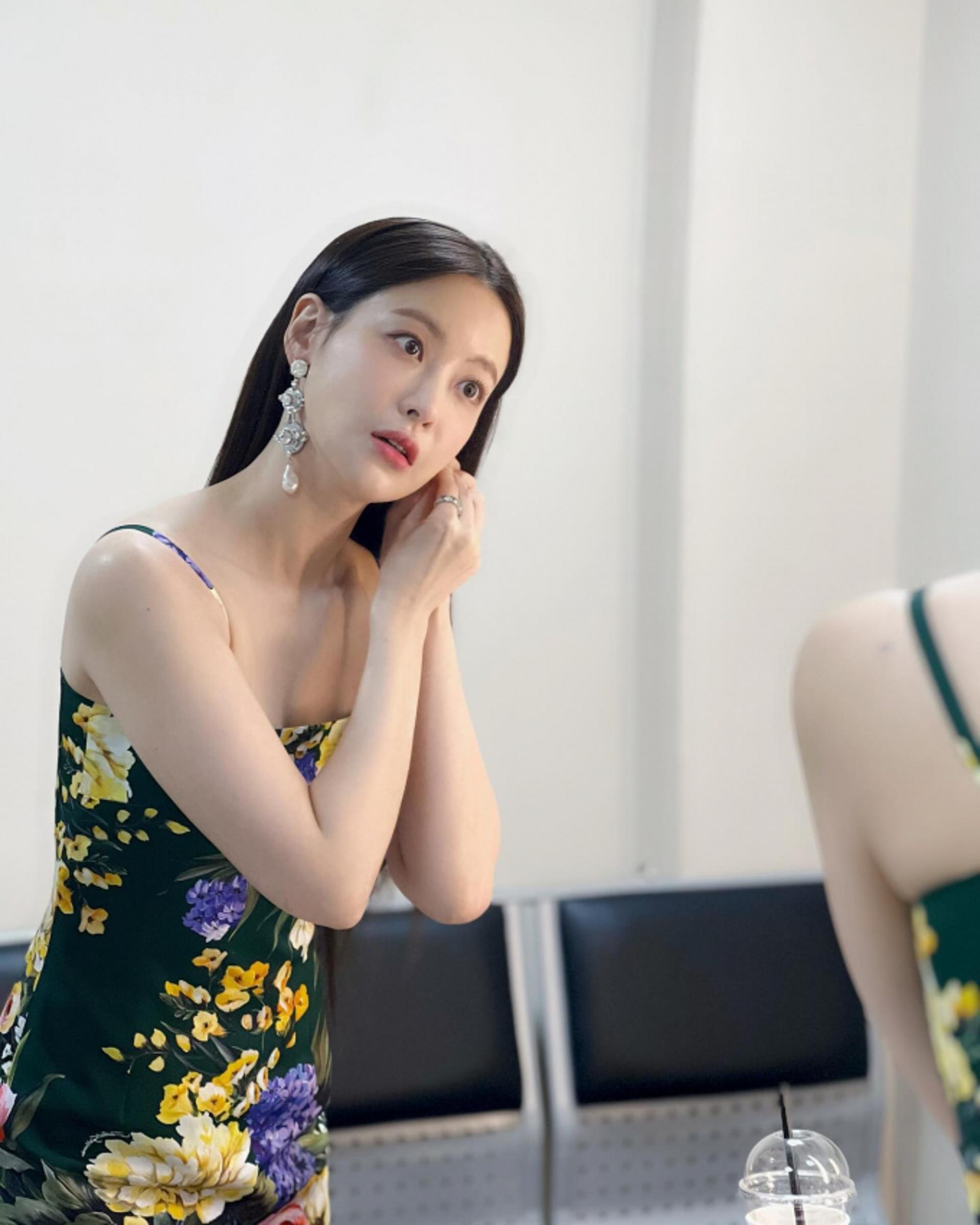 오연서, 화려한 꽃과 주얼리에도 묻히지 않는 미모