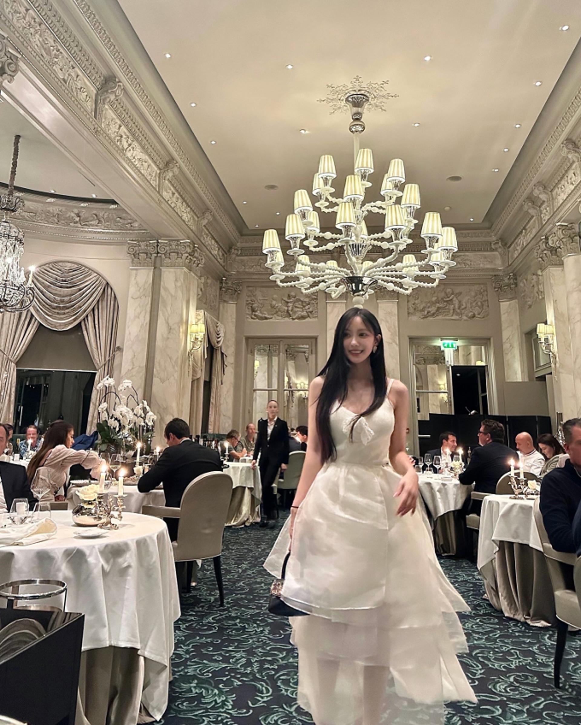 효민, 파리서 뽐낸 근사한 생일 파티룩