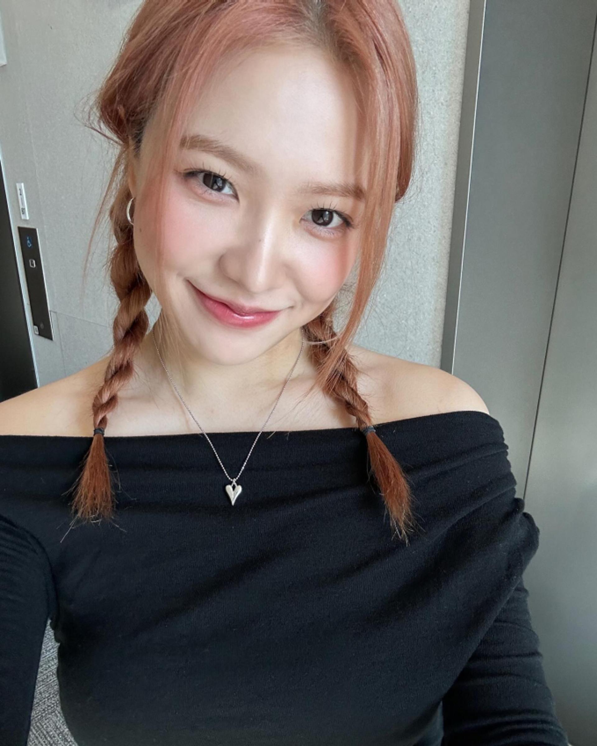 레드벨벳 예리, 산뜻한 여름날의 오프숄더 룩