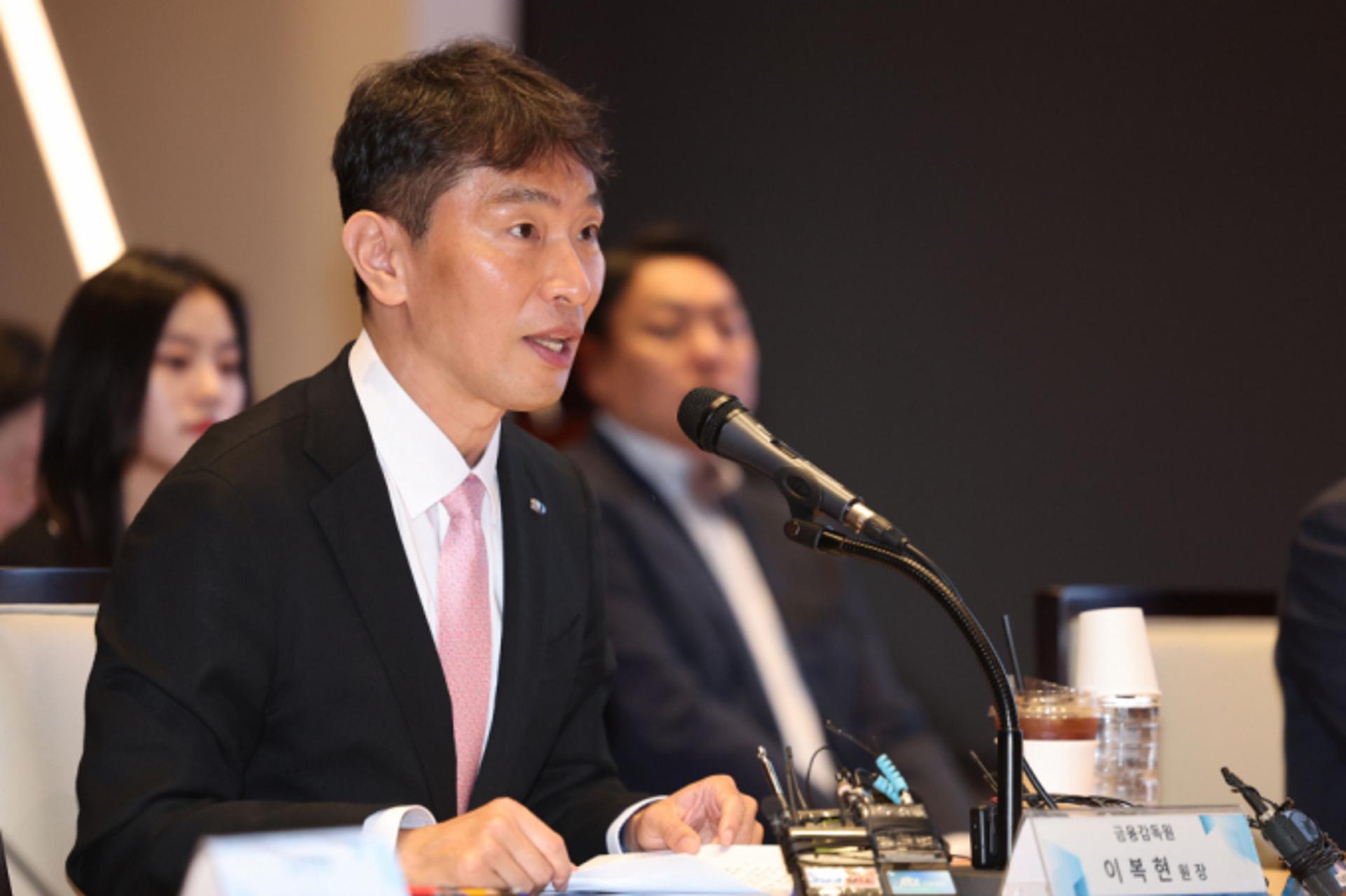 이복현, 개인 투자자 만나 "내년 3월 공매도 전산화 구축… 조만간 개선안 발표"