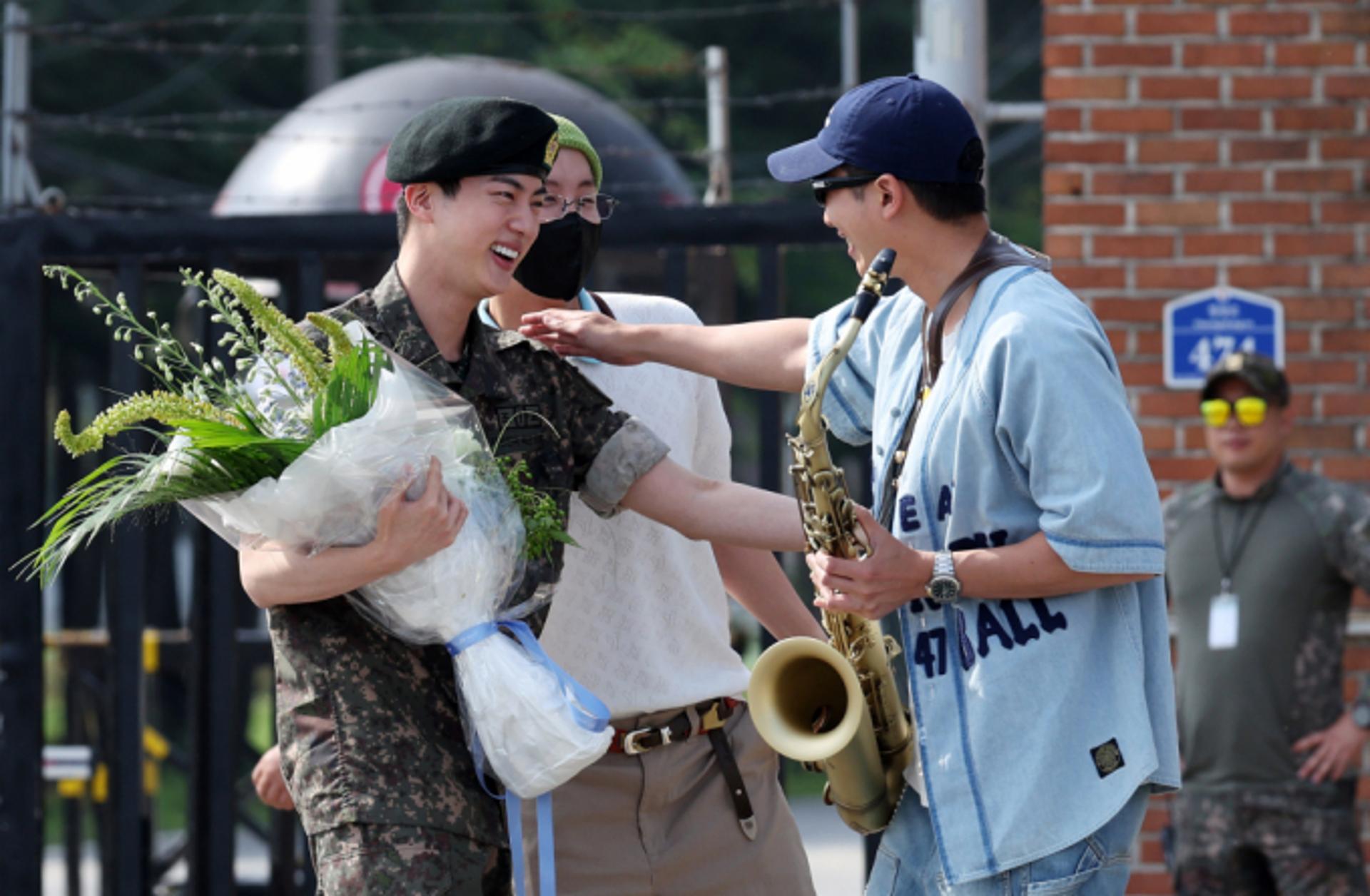 [STOCK] "맏형이 돌아왔다" BTS 진 만기 전역… 하이브, 1% 강세