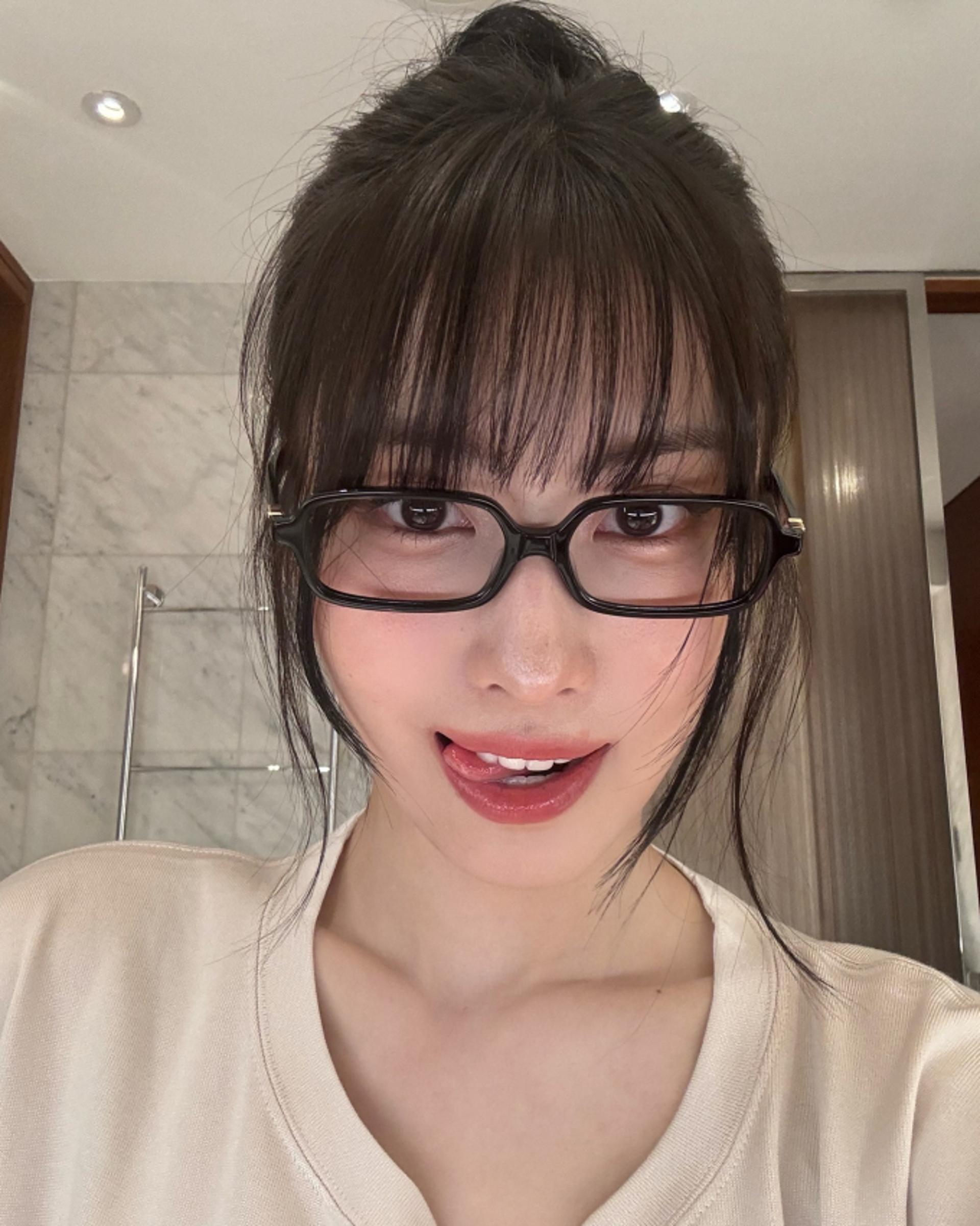 트와이스 모모, 화장실 셀카가 이렇게 예쁠 일?