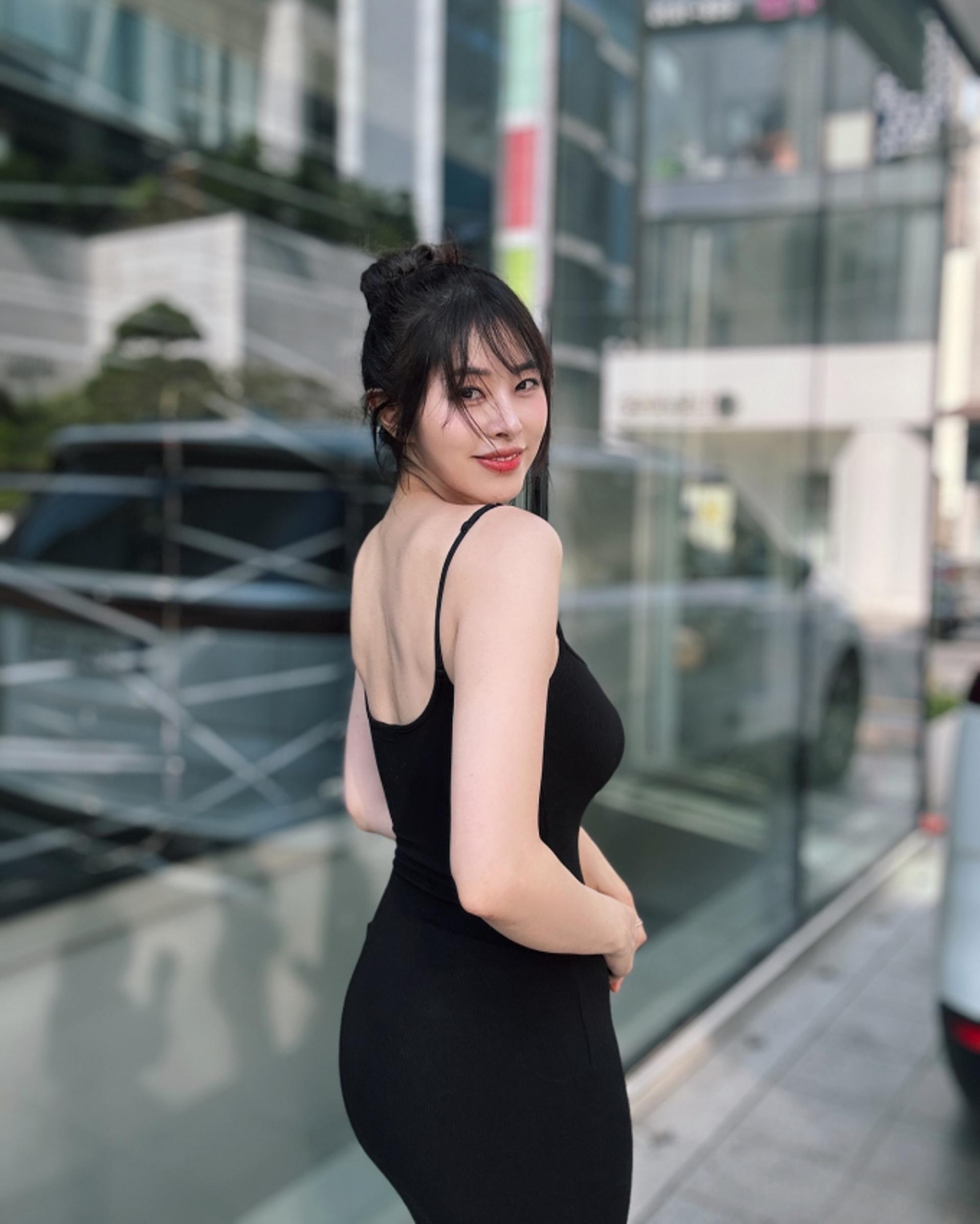 서동주, 관능적인 블랙 슬립 드레스 자태