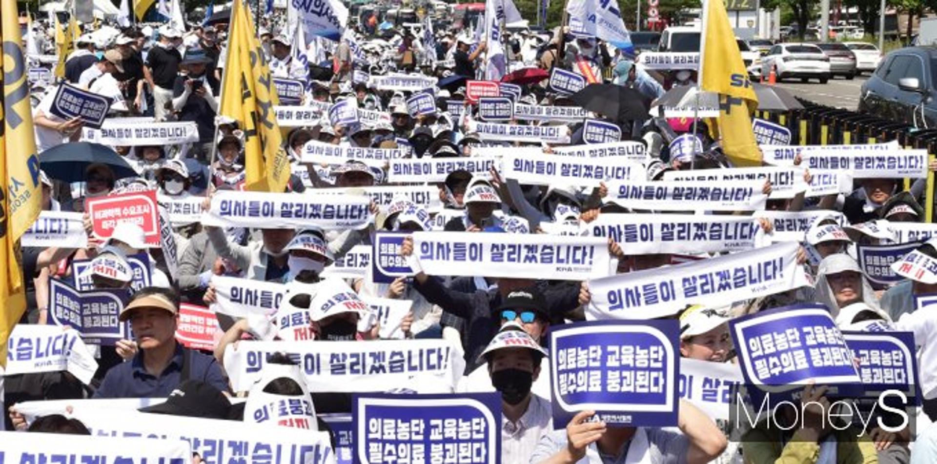 의사 휴진에 정부 "손해배상 소송"… 환자 "법대로 처리"