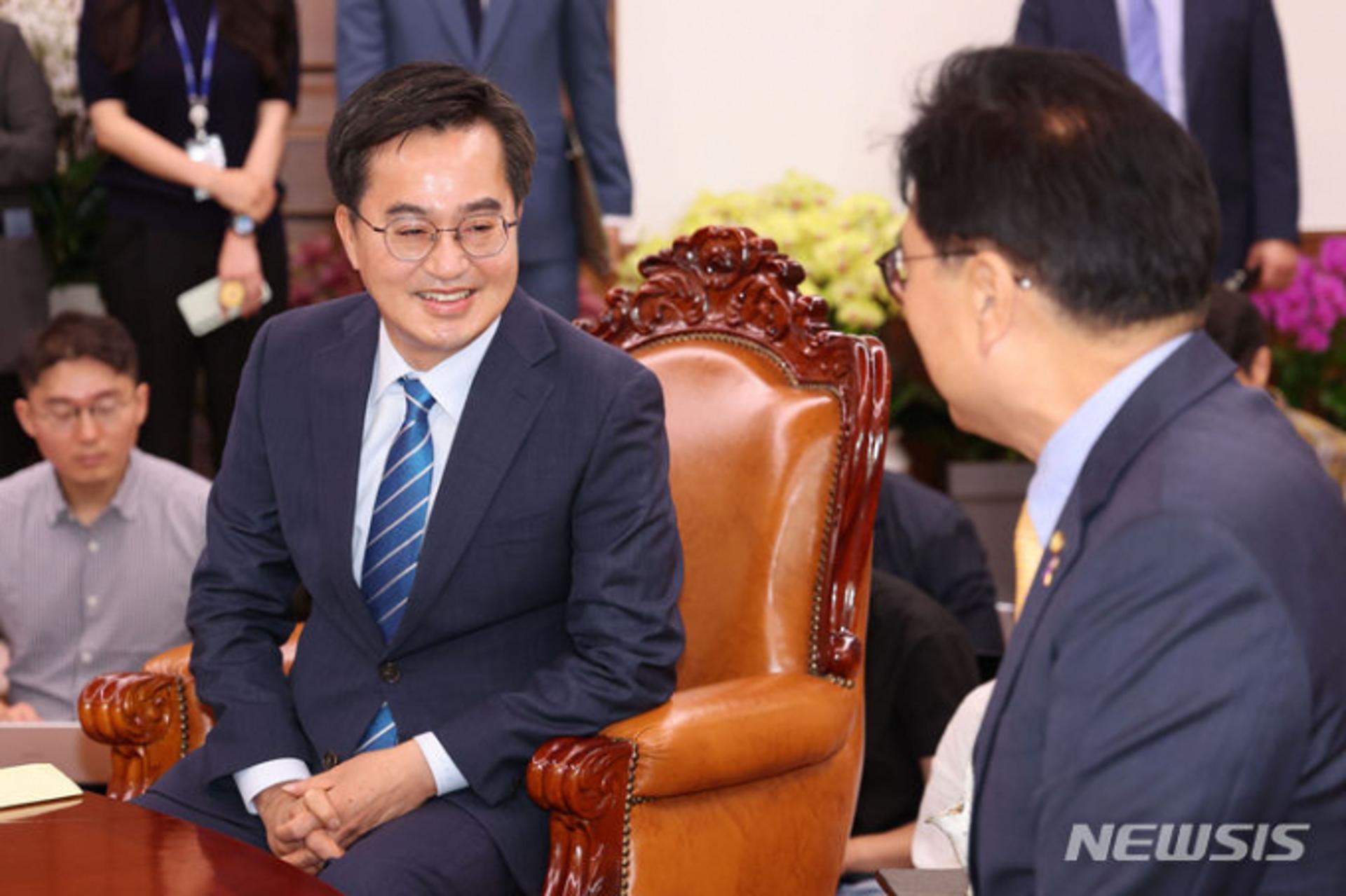 한껏 분주해진 김동연, 우원식 의장 만나 "경제3법 도와달라"