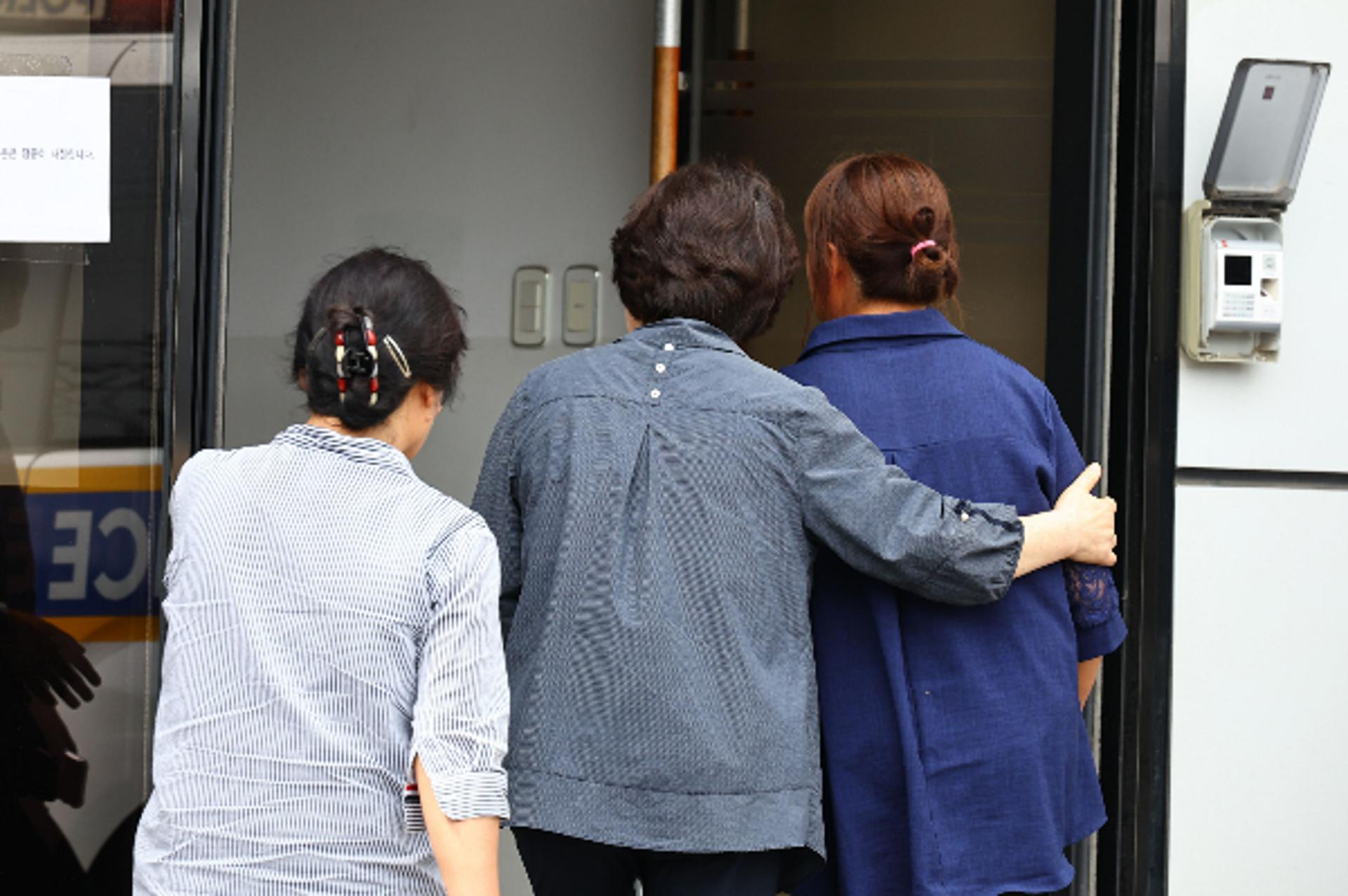부검 전엔 못본다?… '화성 화재' 유가족, 오열한 사연