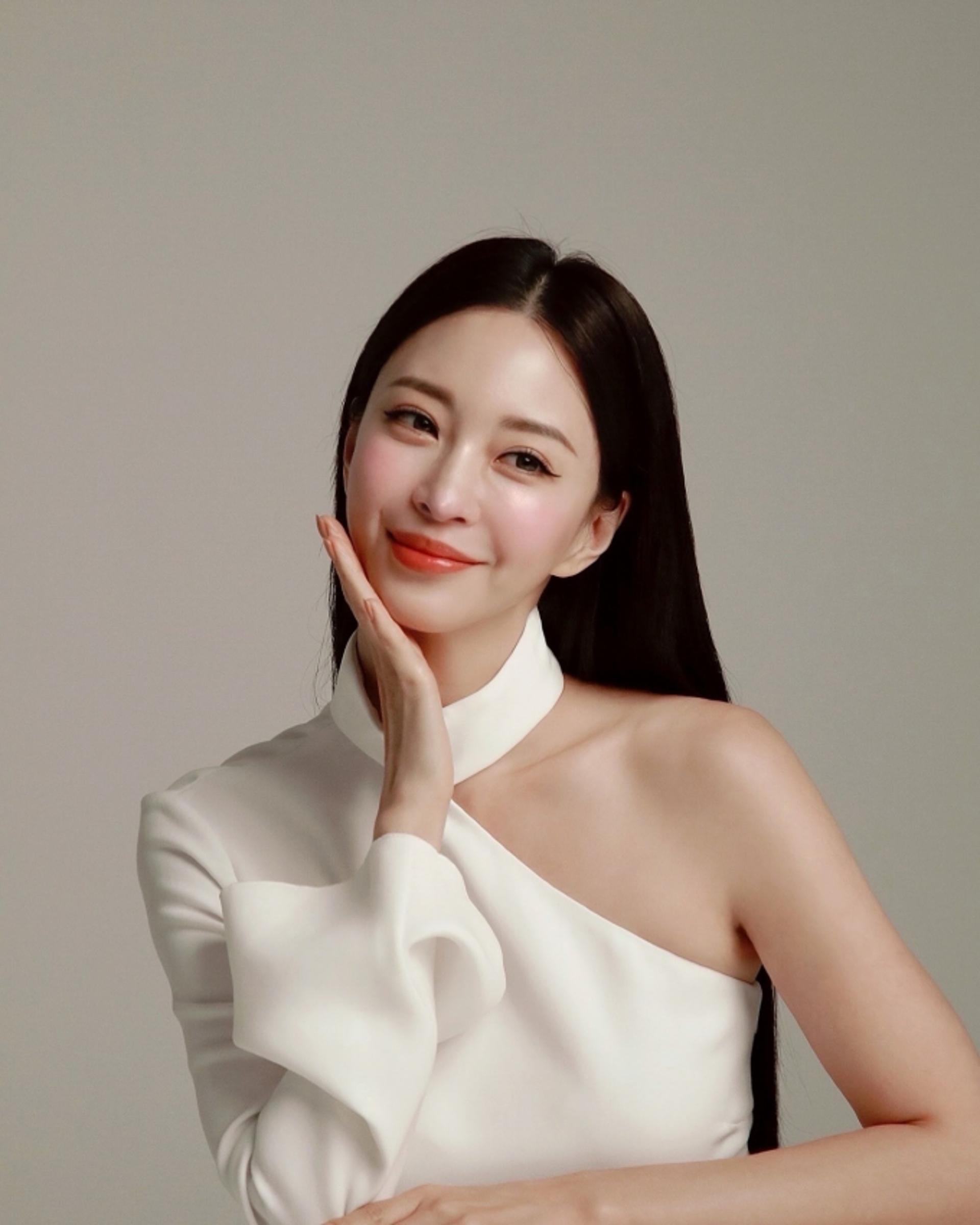 한예슬, 우아한 원숄더 패션…'40대에도 여전한 인형 미모'