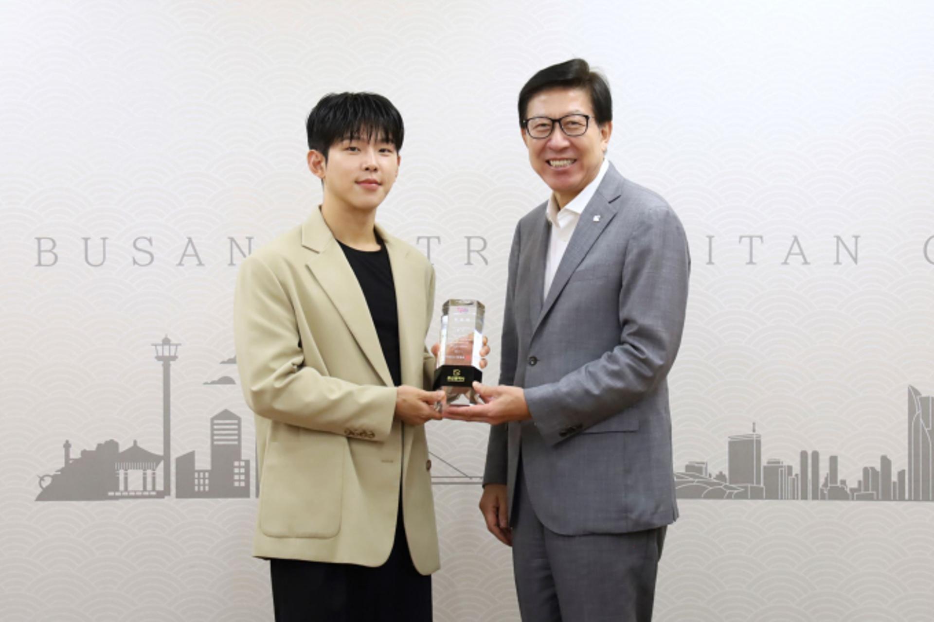 '커피 한 잔 할래요' 가수 폴킴, 부산 홍보대사 됐다