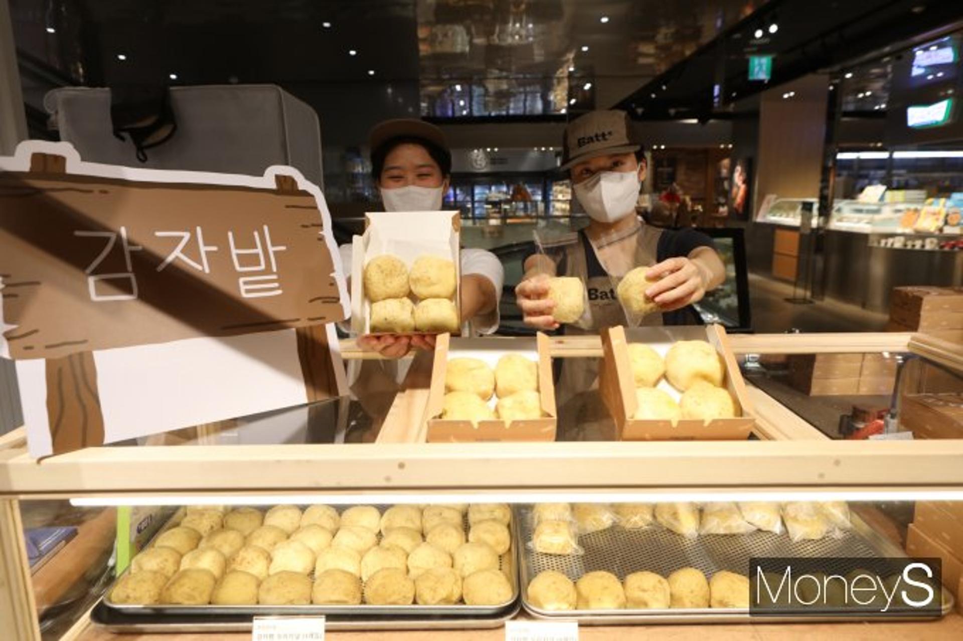 [머니S포토]롯데百광주점 "춘천 명물 '감자빵' 맛보세요"