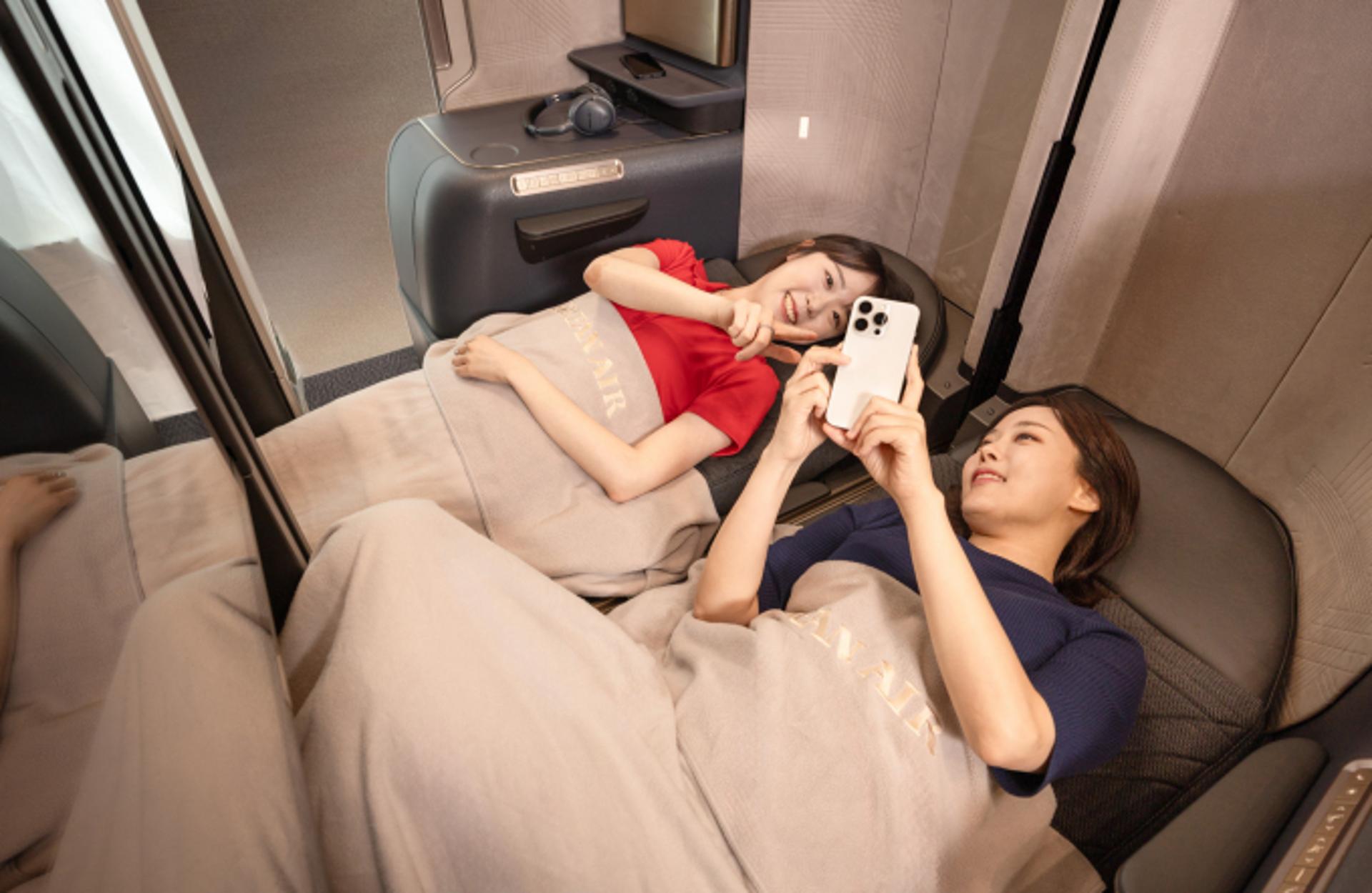 [momo톡] 대한항공 차세대 기종 B787-10, 실내서 '청자색' 뺐다