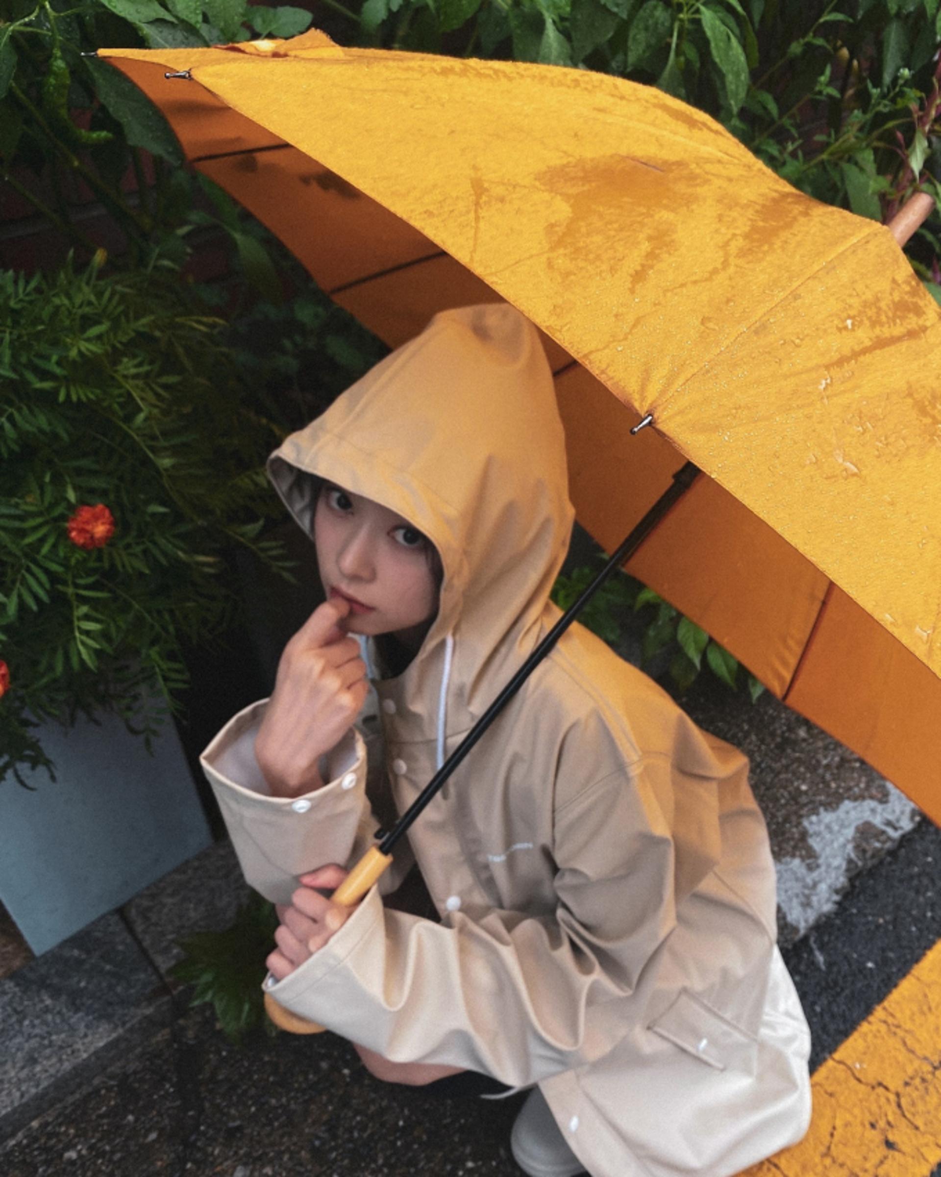 김민주, 장마철 대비 '우비 소녀'로 깜짝 변신