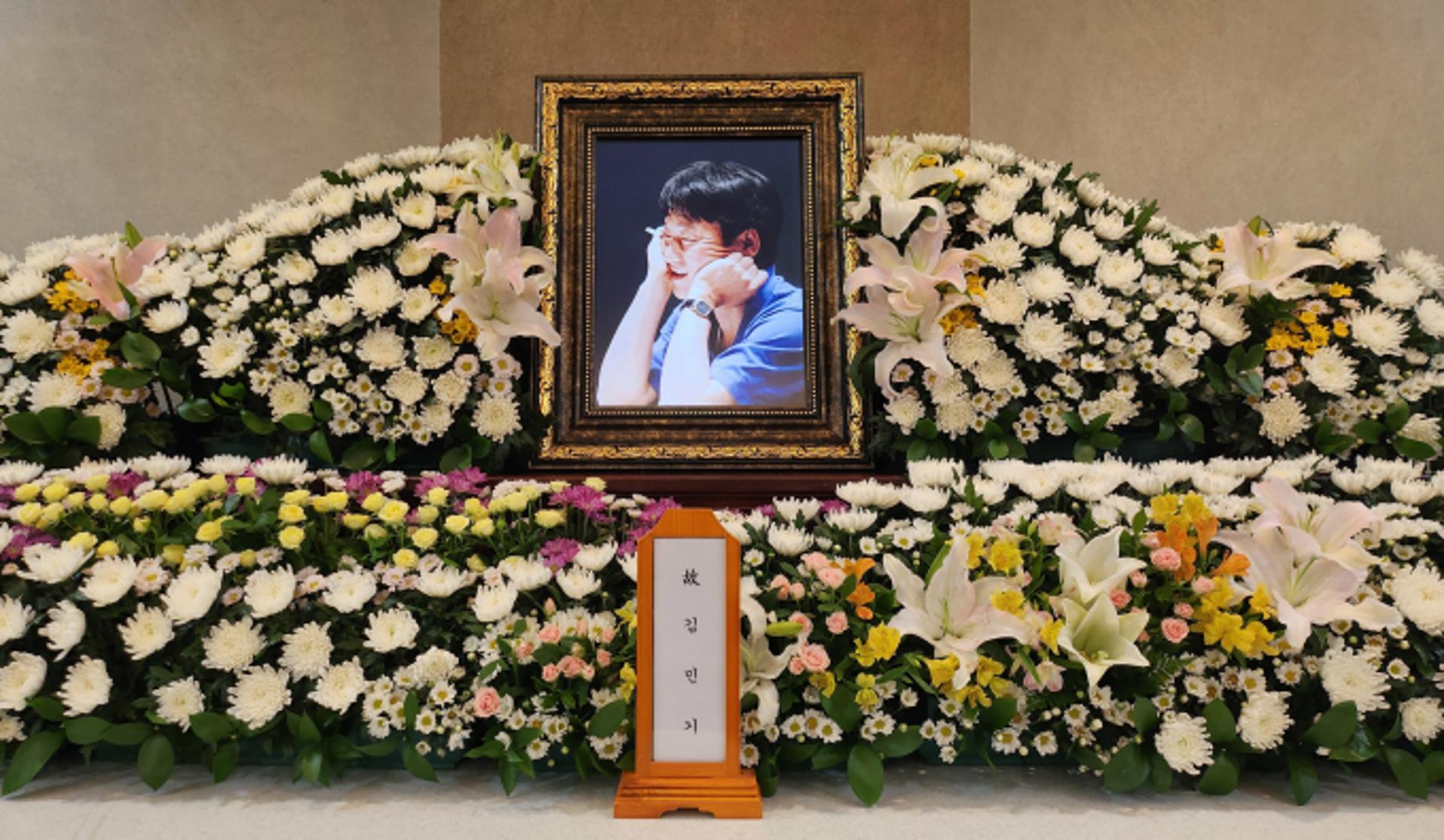 "영면에 들다"… '학전' 이끈 '포크계 거장' 故 김민기 발인