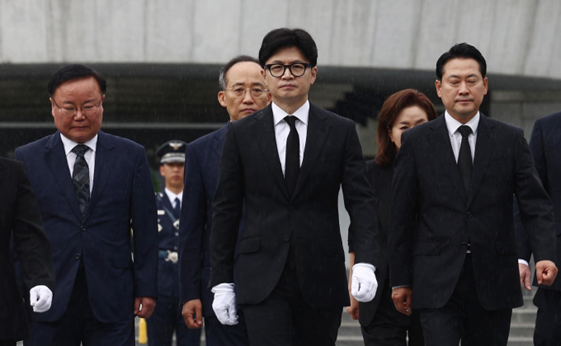 "국민 마음 얻고 함께 미래로"… 한동훈, 현충원 참배로 당무 시작
