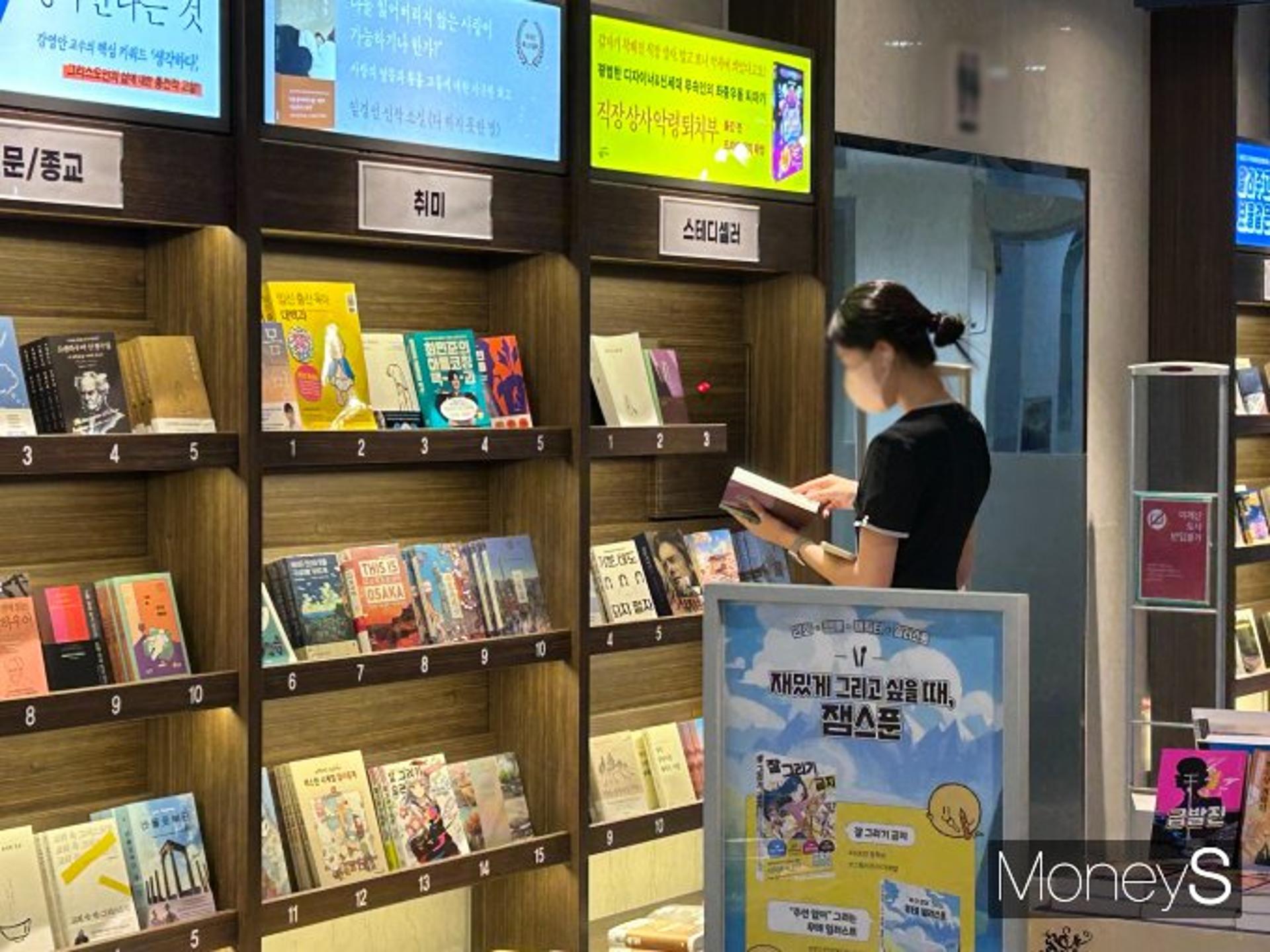 [Z시세] "넌 영상 보니? 난 책을 읽어"… 20대라면 '텍스트힙'