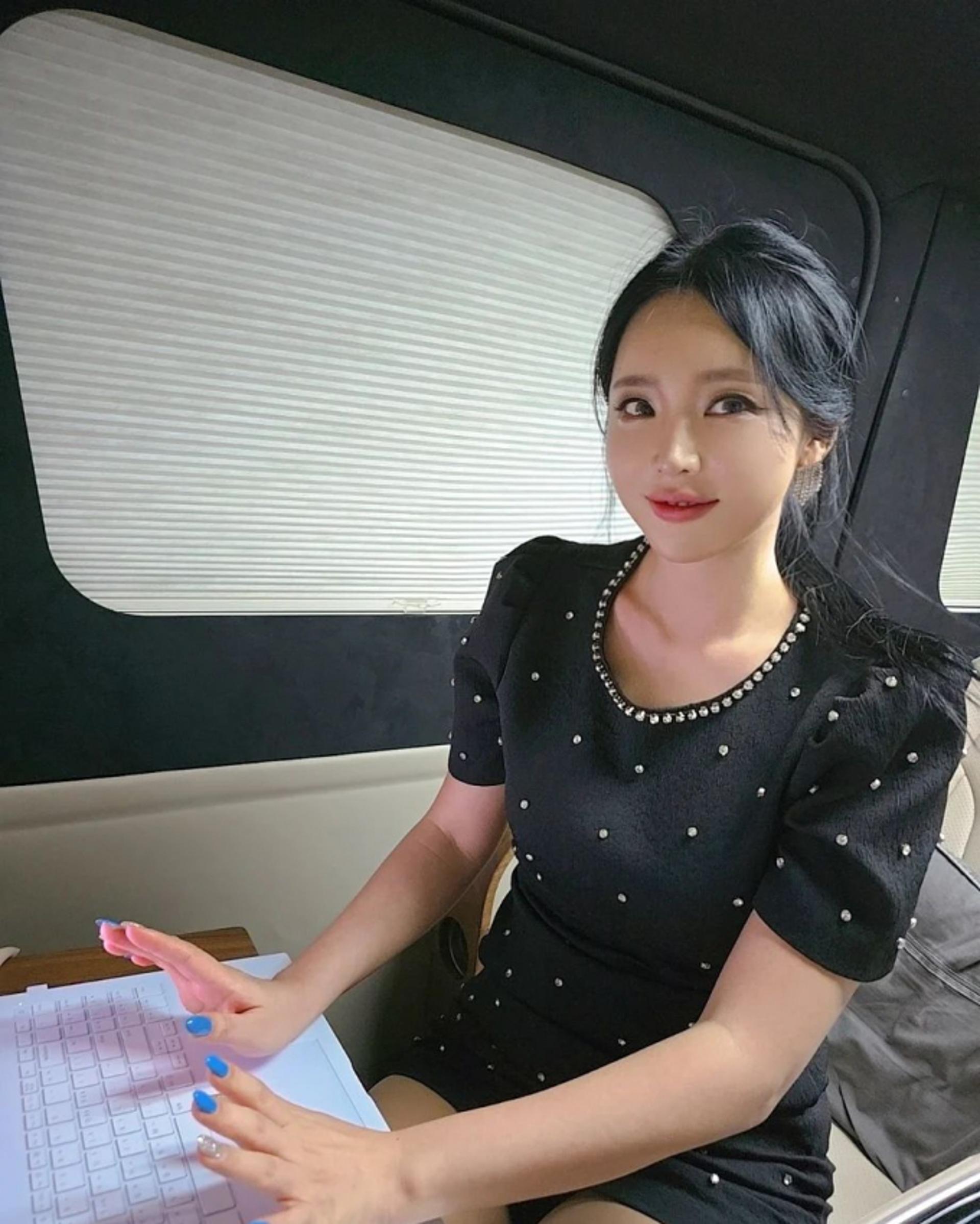 '트로트 가수' 홍진영, 흐트러진 머리조차 멋쁨 넘치는 CEO 포스
