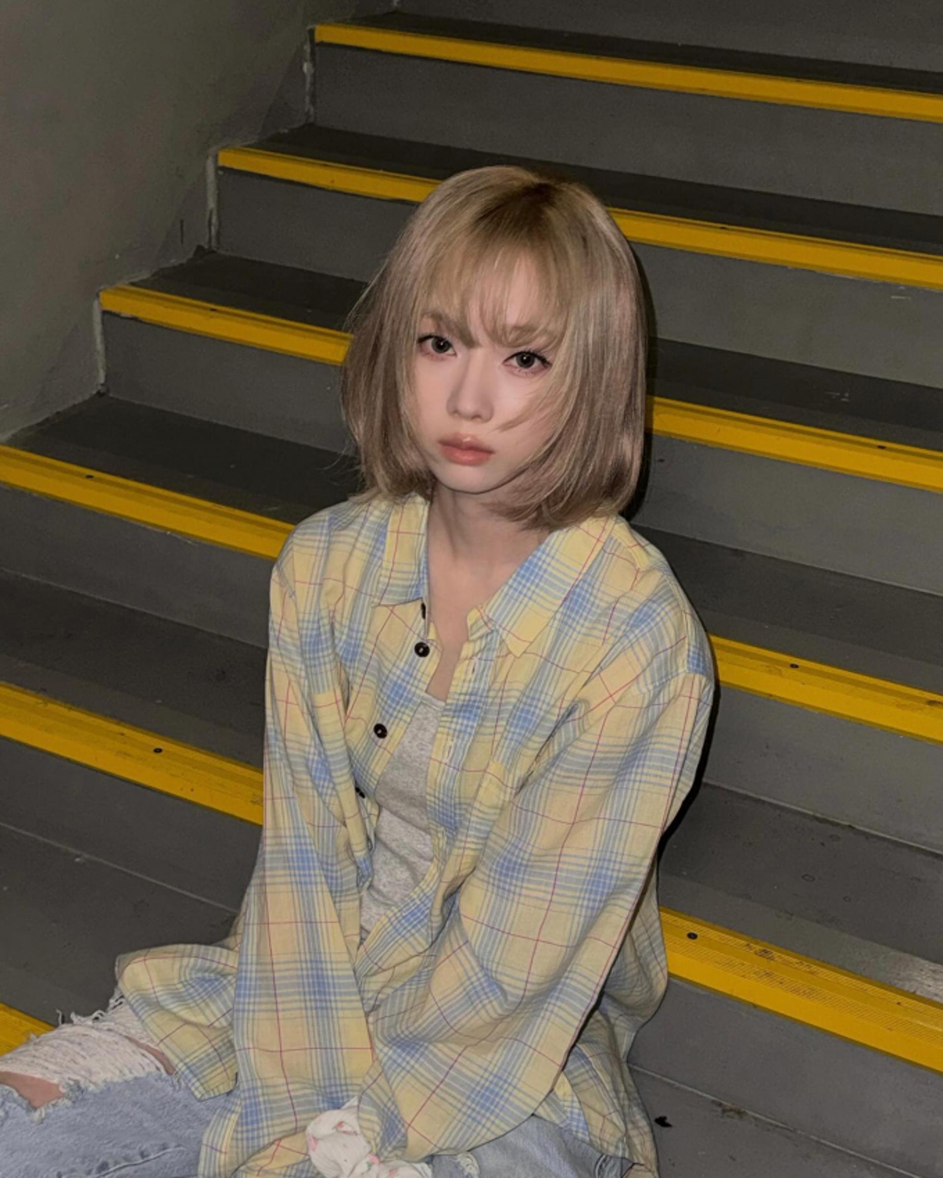 에스파 윈터, 터프한 찢청도 완벽 소화한 '금발 요정'