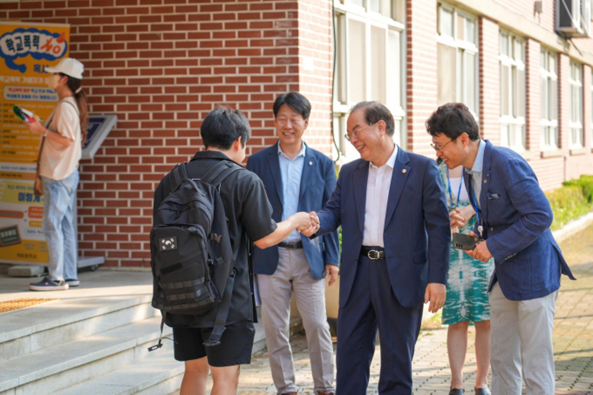 [머니S포토]하윤수 부산교육감, 중졸 검정고시 응시자 격려