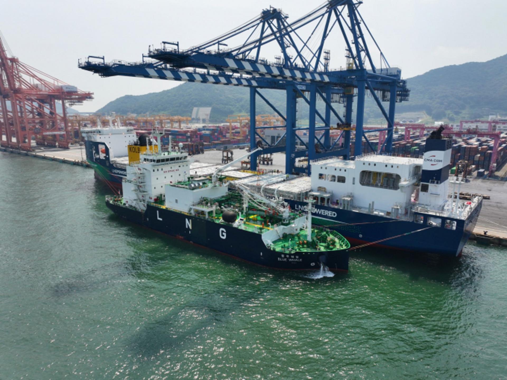 부산신항서 'LNG 공급·하역' 동시작업 첫 성공