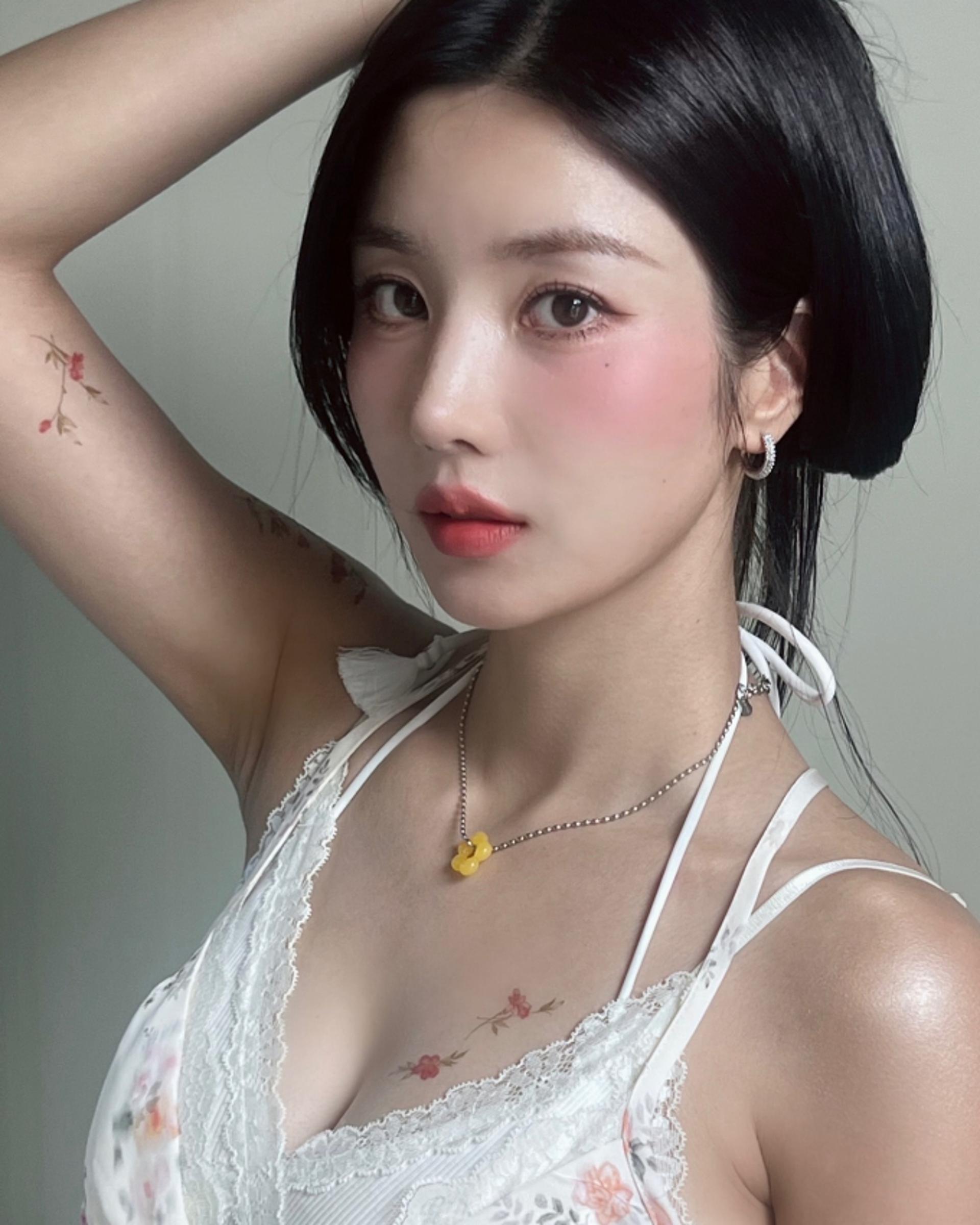 권은비, 워터밤서 드러낸 팔·가슴 꽃 타투…'명불허전 서머퀸'