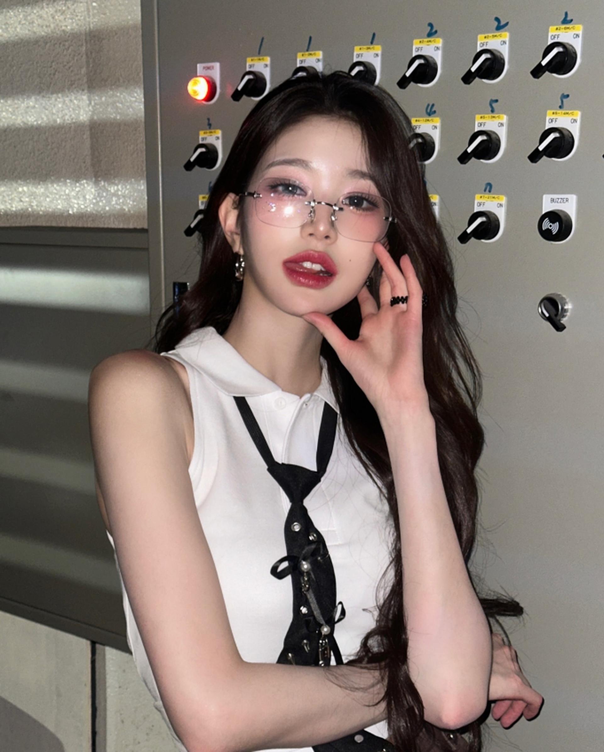 아이브 장원영, 무테 안경 쓰고 긱시크 룩 접수…'귀여운 혀 빼꼼'