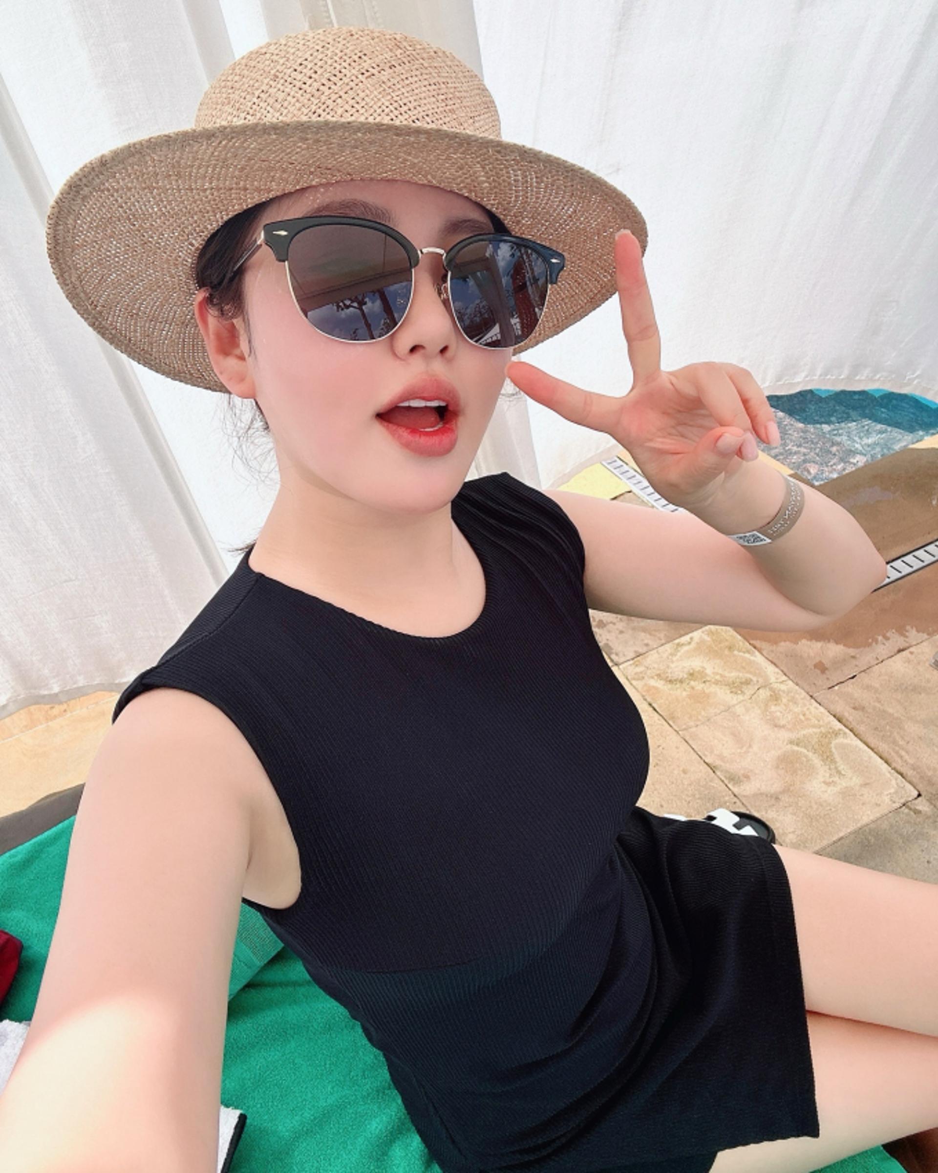 송가인, 조카들과 풀캉스…세련미 넘치는 리조트룩