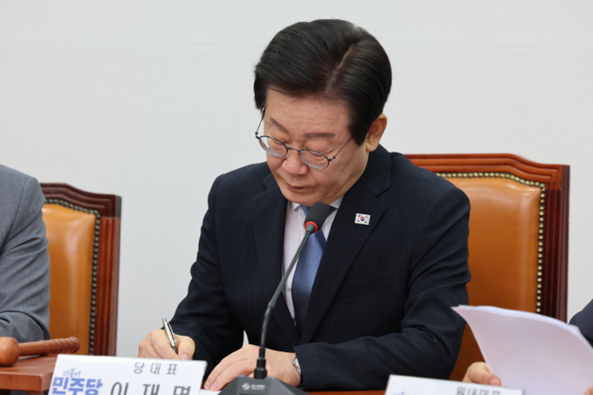 '코로나 확진' 이재명, 문재인 전 대통령 예방·한동훈 회담 연기