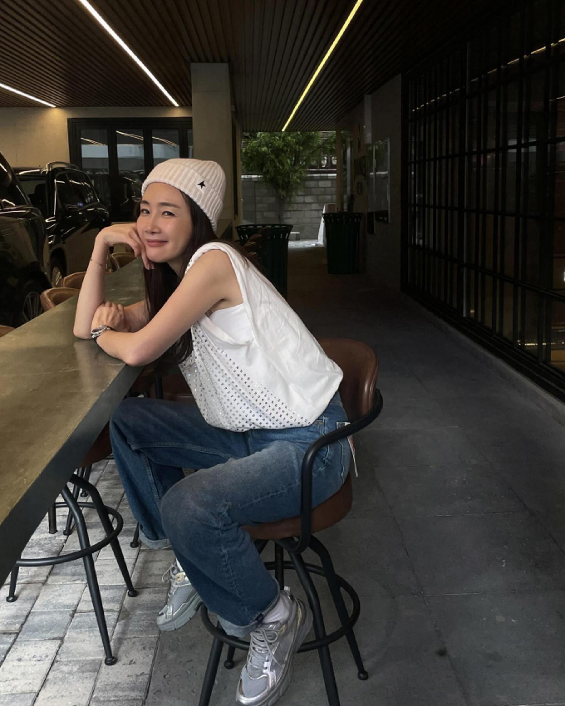 '노산의 아이콘' 최지우, 49세 맞아? 비니 쓰고 스트리트 감성 뿜뿜