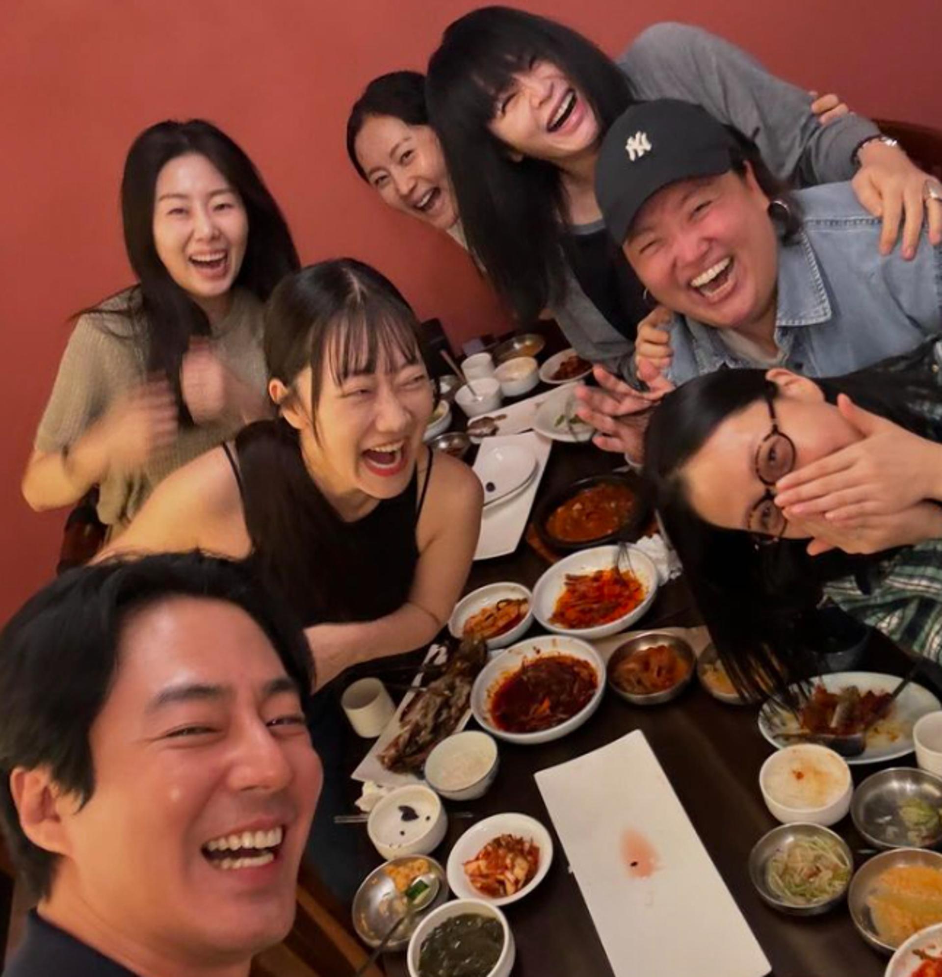 간만에 뭉친 영화 '밀수' 팀… 조인성·김혜수 등 화기애애