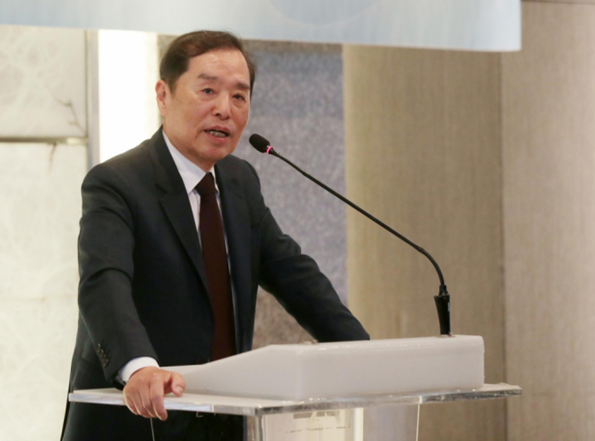 한경협 '정치인' 고문 거취에 쏠린 눈… 류진 회장 결단은