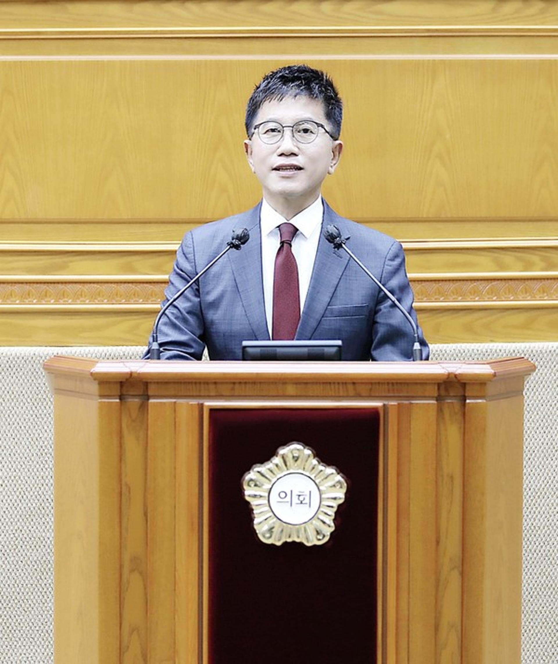 "안양시 축구전용경기장 건립위한 채권발행 市 재정부담 우려"