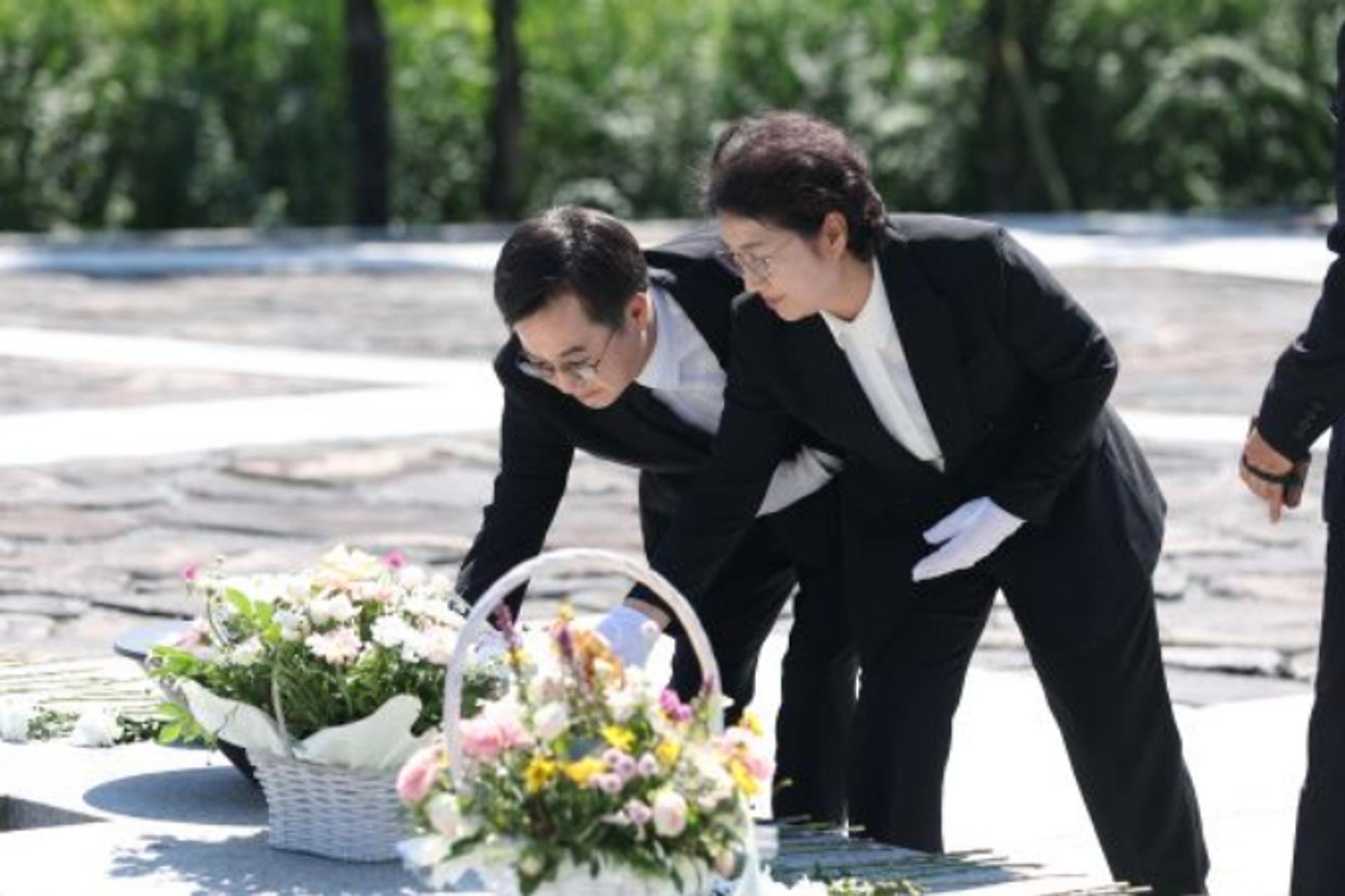[머니S포토] 김동연 경기지사, 봉하마을을 찾아 권양숙 여사 예방