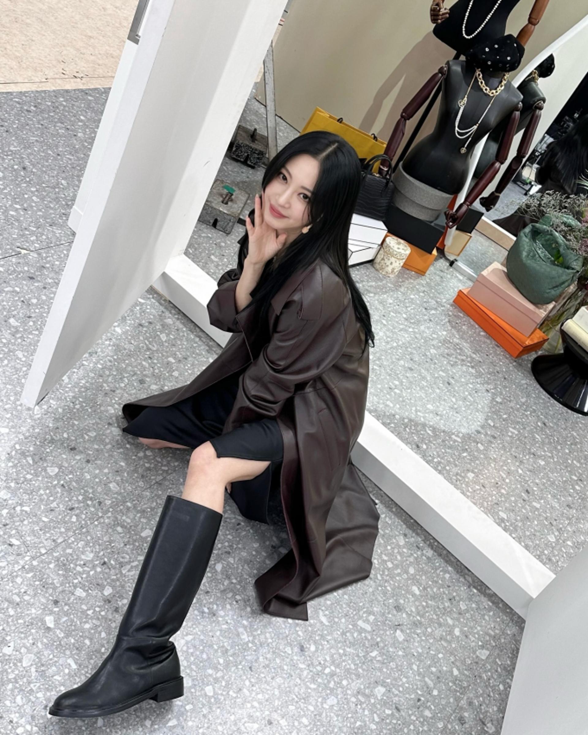 '10살 연하♥' 한예슬, 가죽 코트+롱부츠로 가을 무드 완성