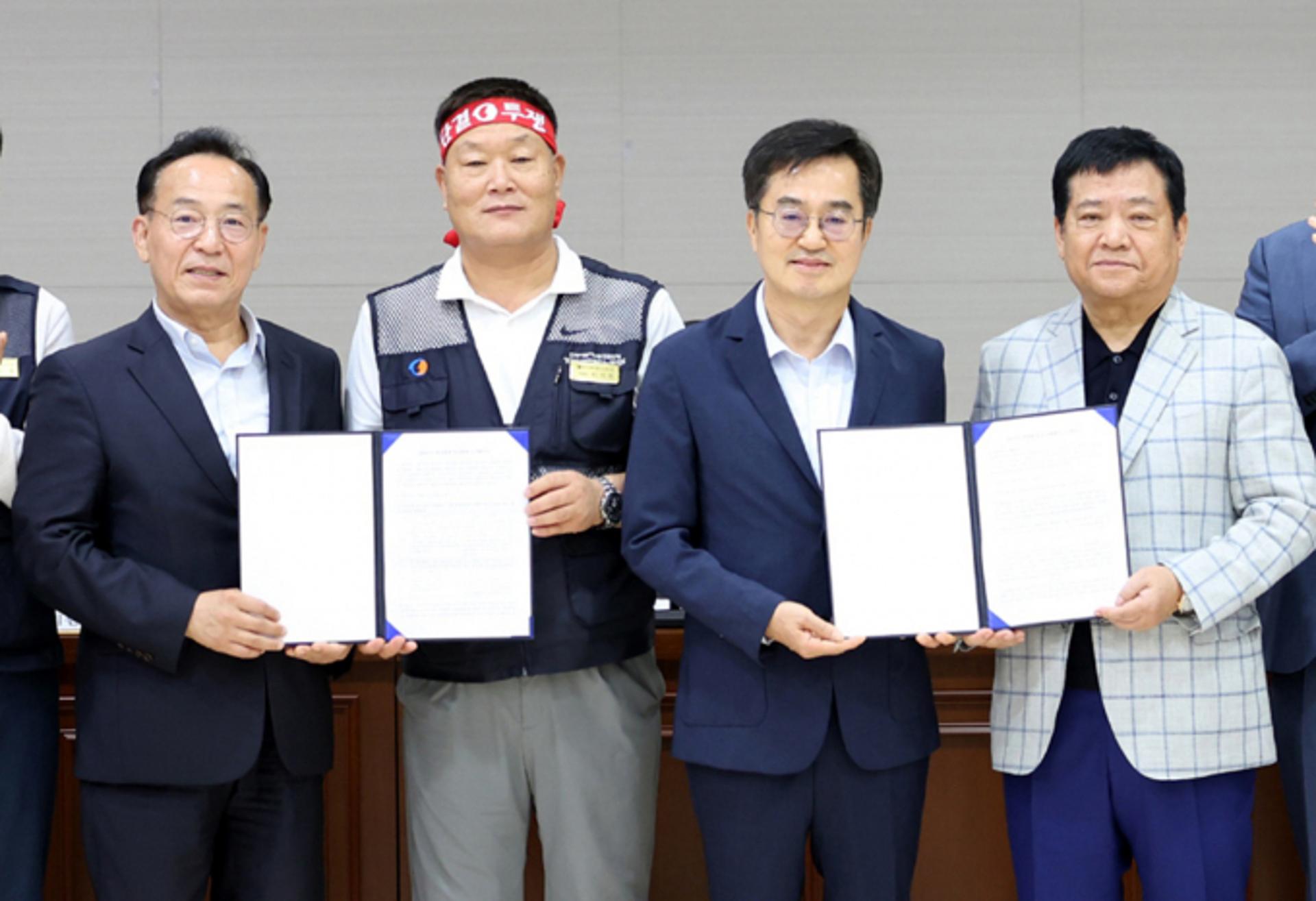 경기 버스 노사, 파업 철회… 오늘 첫 차 정상 운행