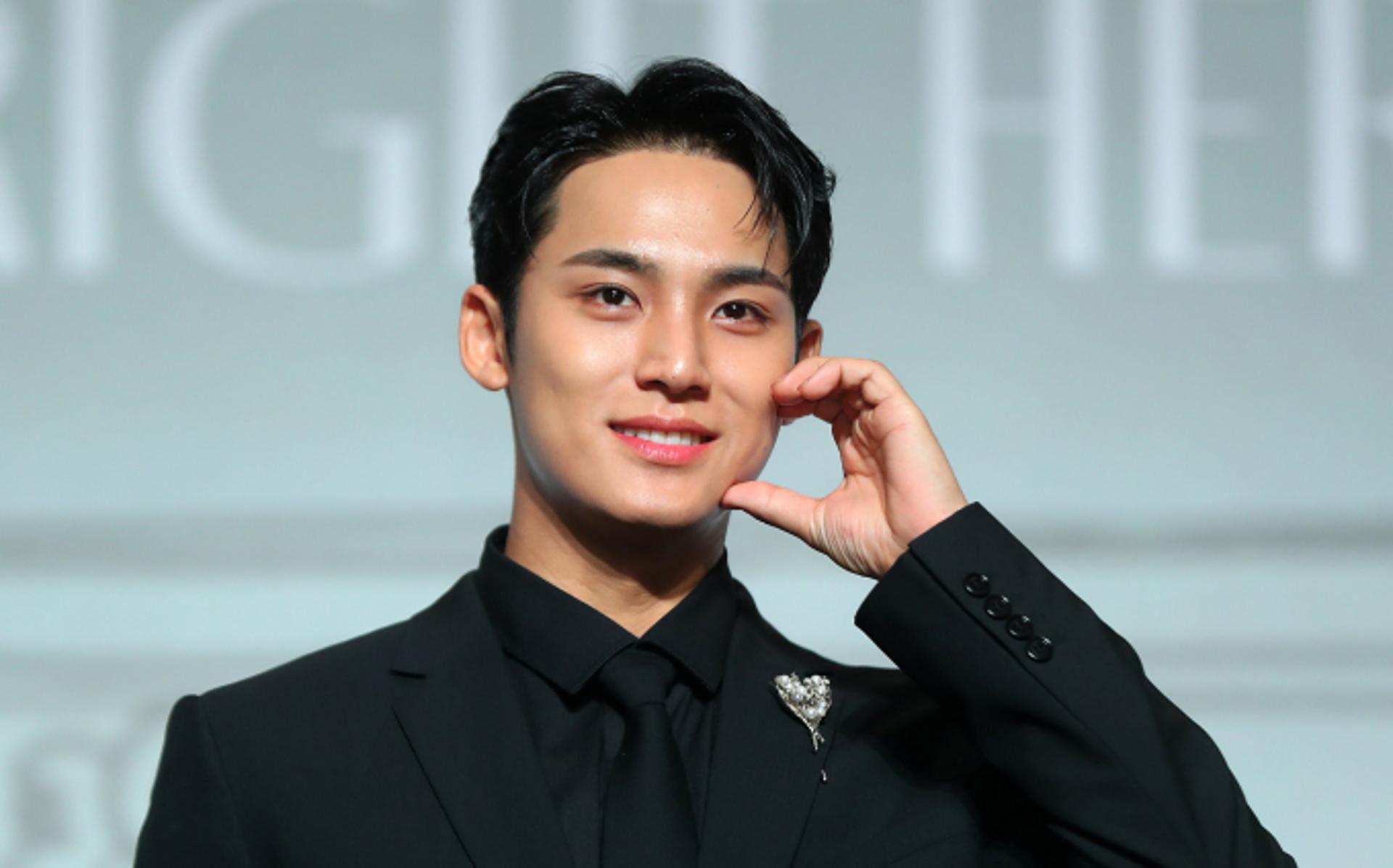 세븐틴 민규 노출 사진 올린 직원 논란… 록시땅 "대기 발령 조치"
