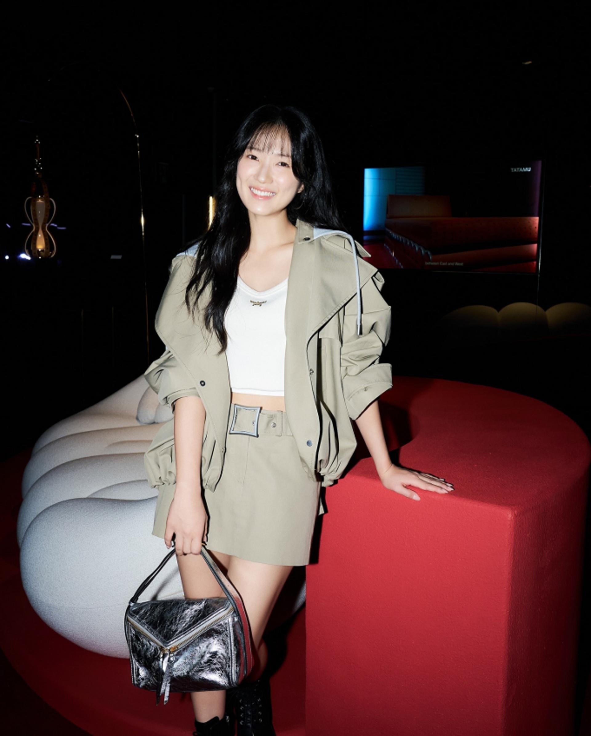 김혜윤, 크롭 트렌치 스타일링…'상큼한 가을 여신'