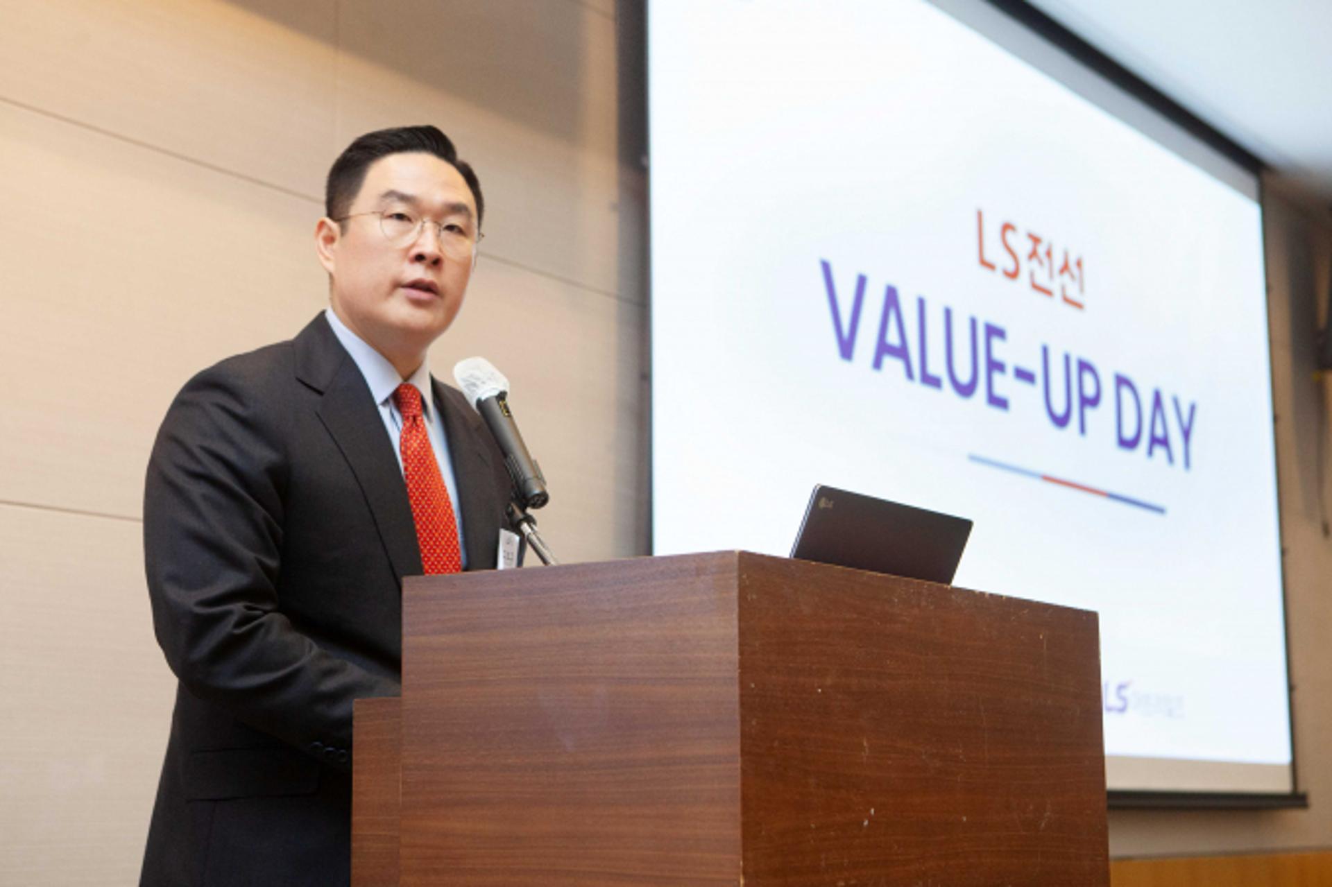 [이사람] 공개석상 데뷔 LS 3세 구본규… '매출 10조 달성' 할 것