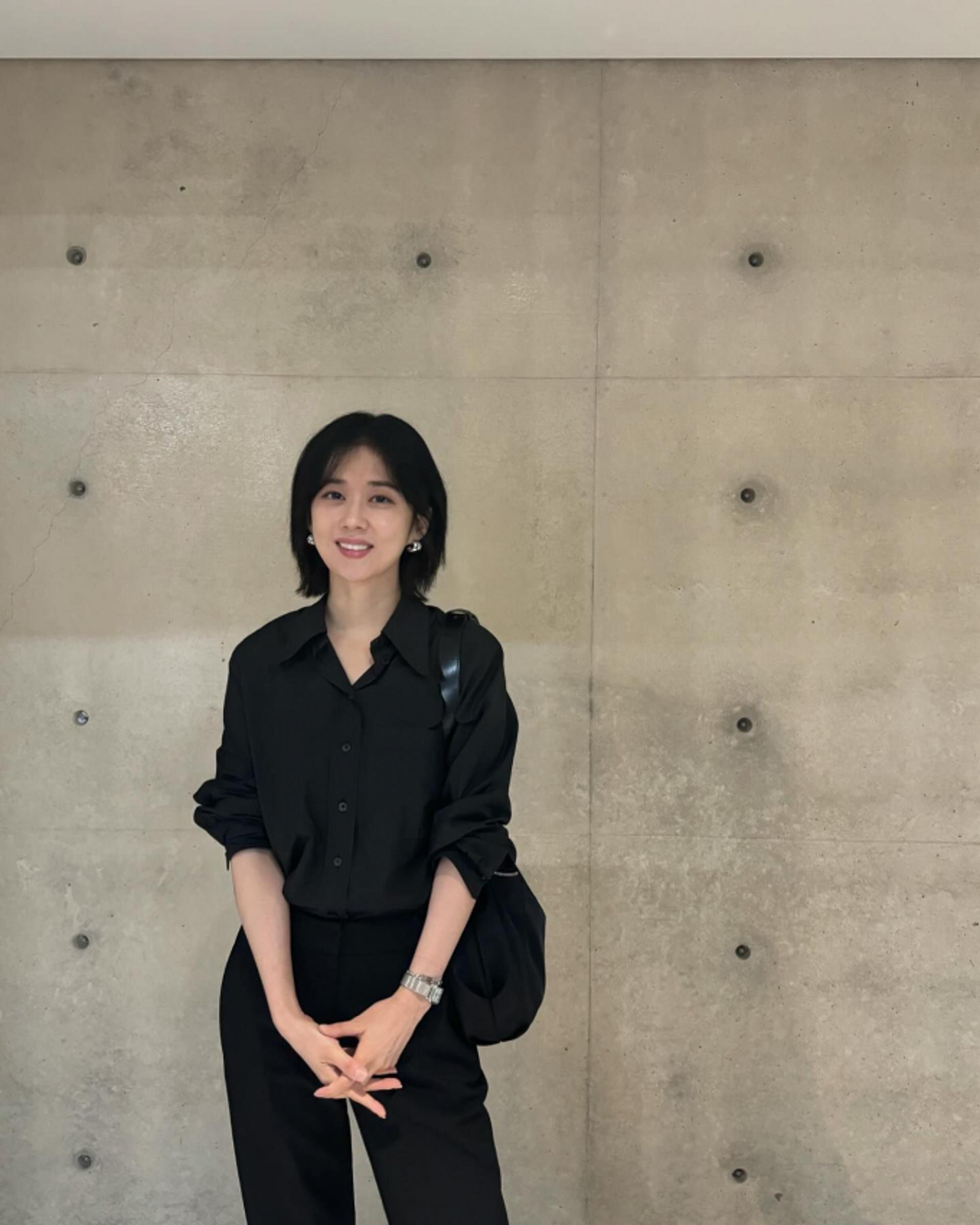 장나라, 올블랙도 청순하게 소화…♥6살 연하 남편 또 반하겠네