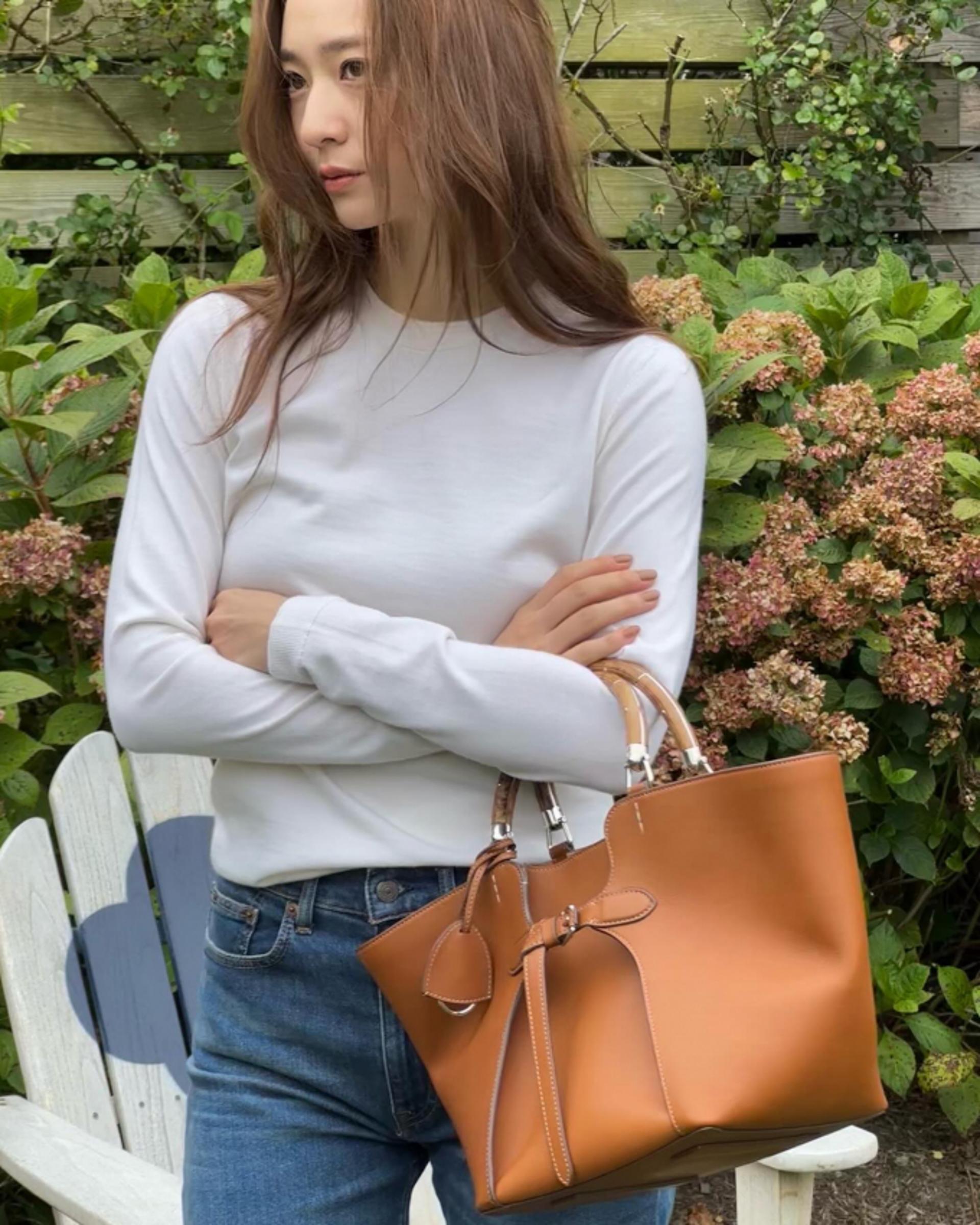 정수정, 가을 분위기 물씬…'흰 티셔츠+청바지의 정석'