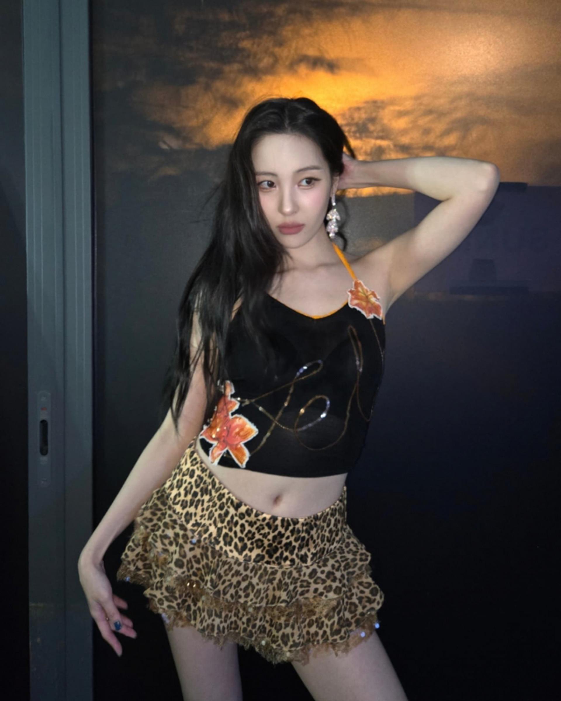 선미, 홀터넥+호피 미니스커트 입고 섹시 매력 폭발