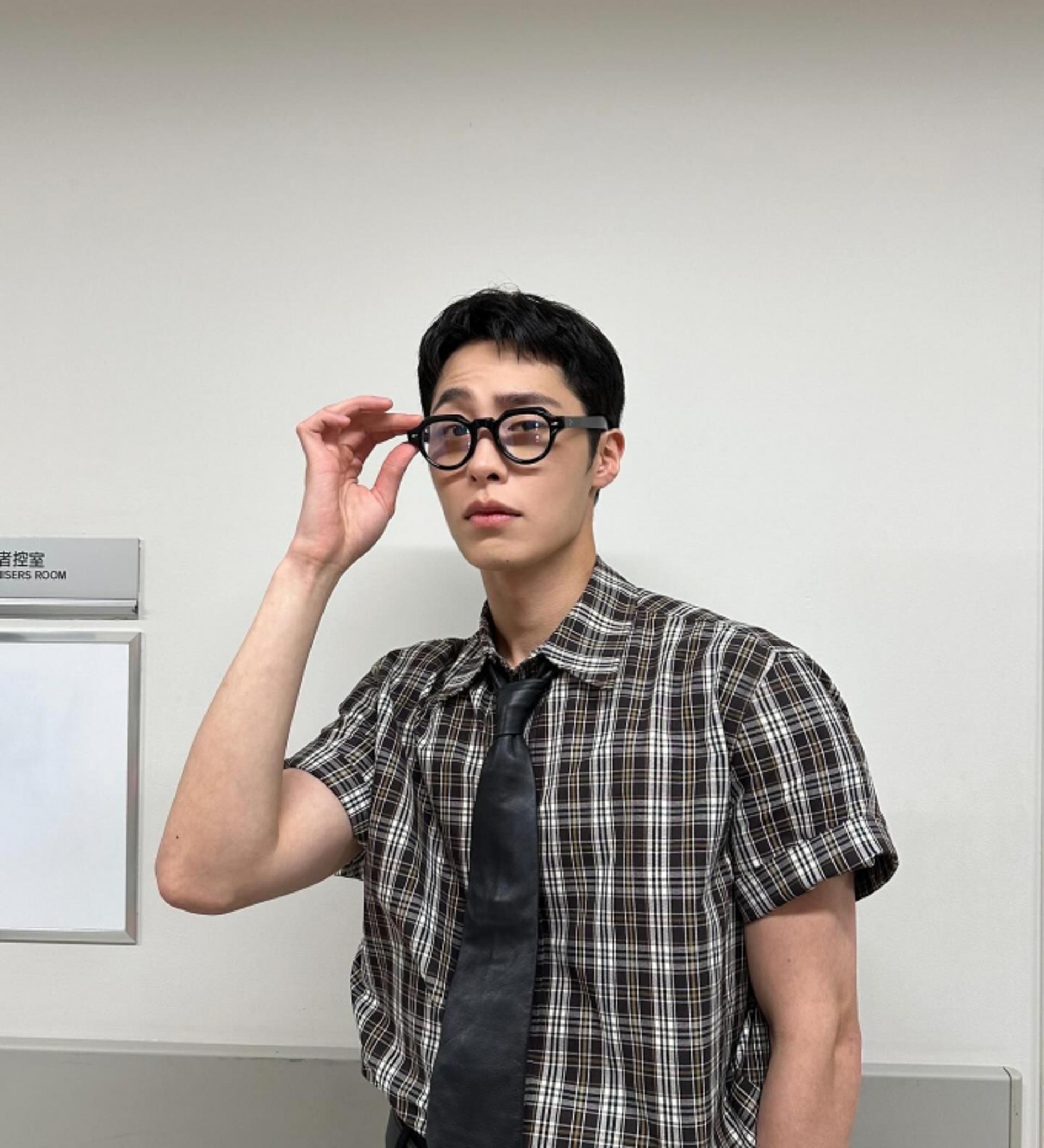이재욱, 체크셔츠에 뿔테안경… 너드미 뿜뿜