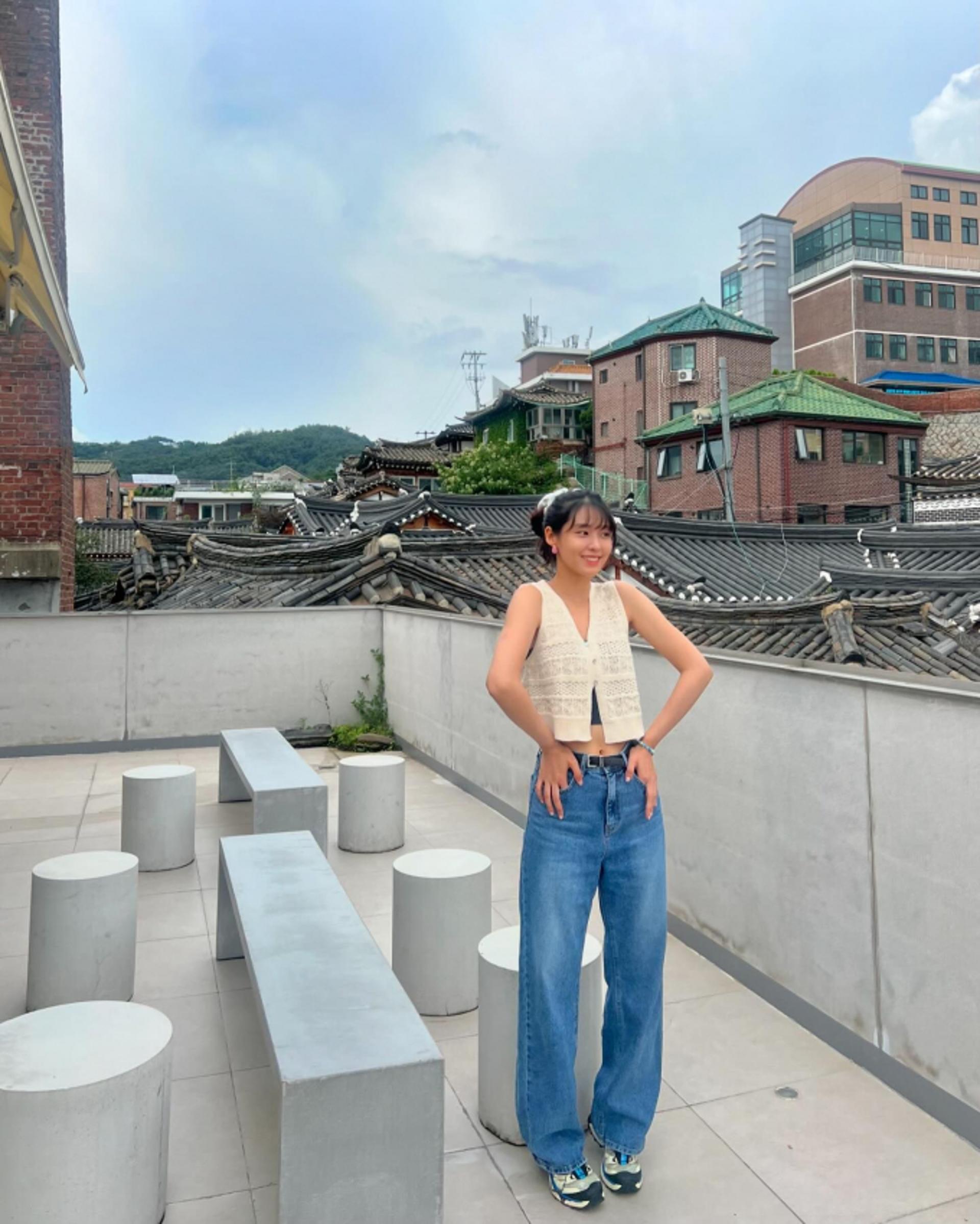 설현, 끝 여름의 빈티지 감성 캐주얼룩