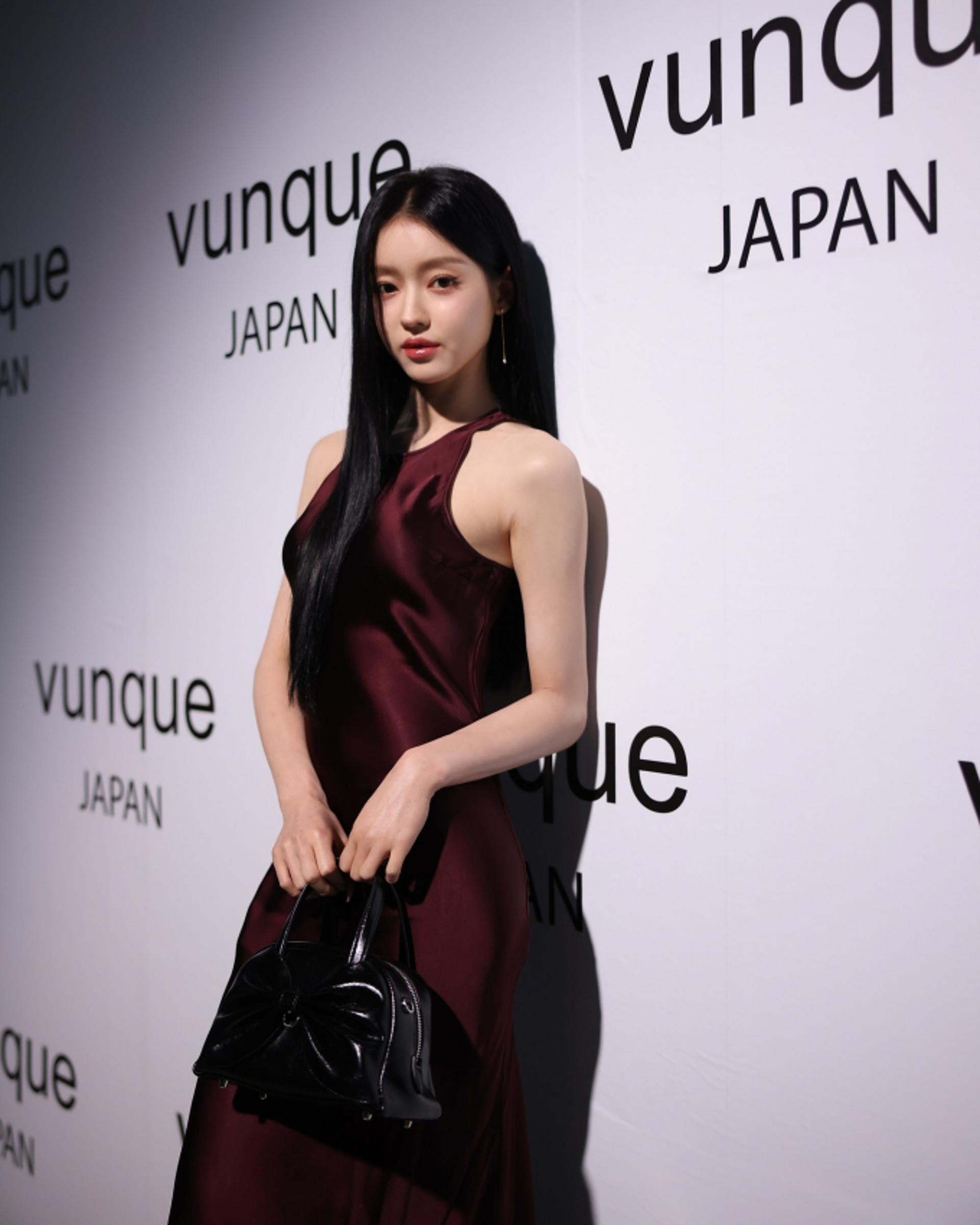 오마이걸 유아, 일본서 뽐낸 매혹적인 와인빛 드레스 자태