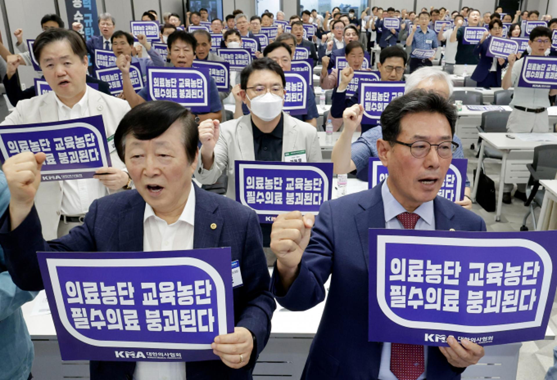 "그만 나대라 건방진 것들"… 의협 부회장, 간호사들에 막말
